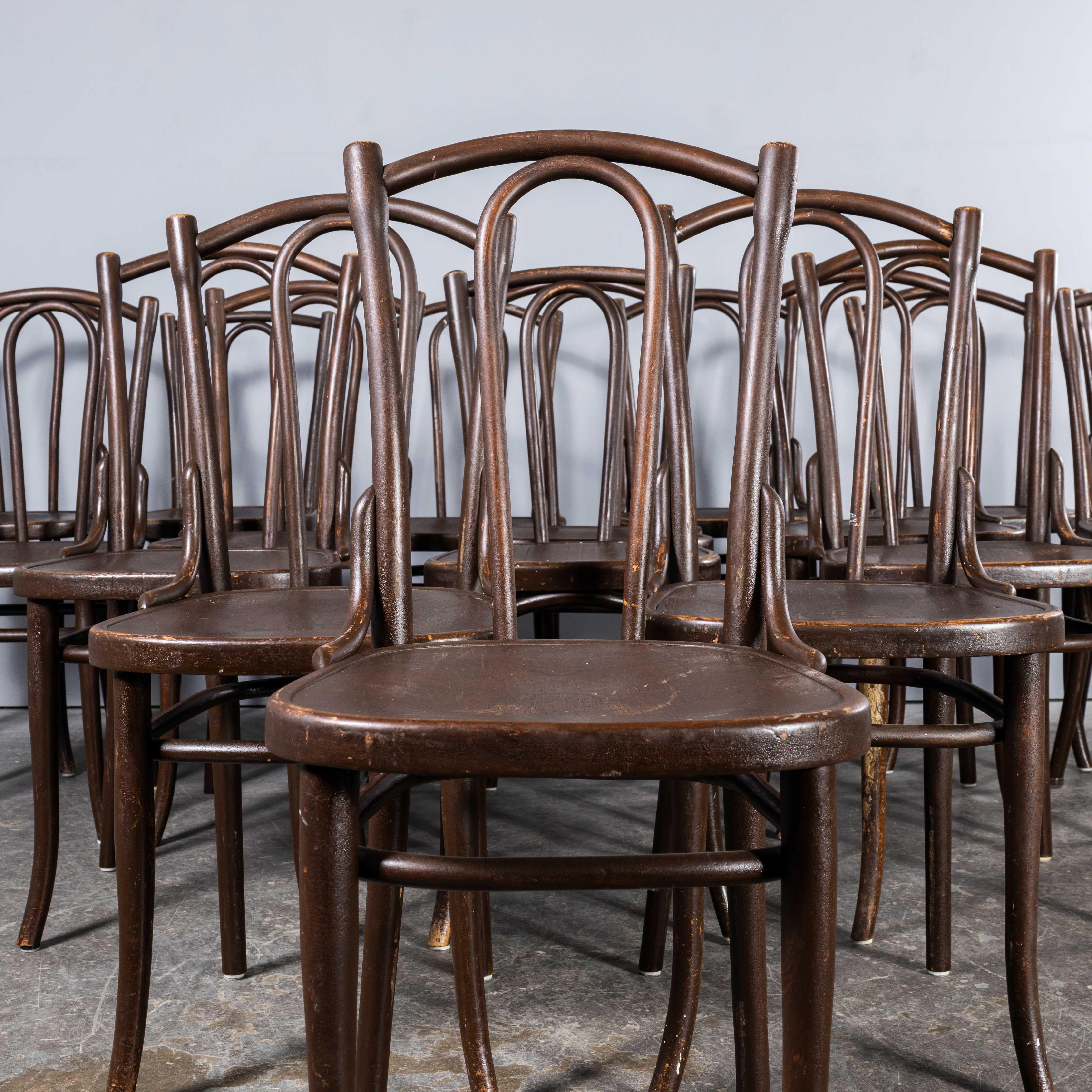 Autrichien Chaises en bois courbé Thonet Original des années 1940 - Ensemble de dix-sept chaises en vente