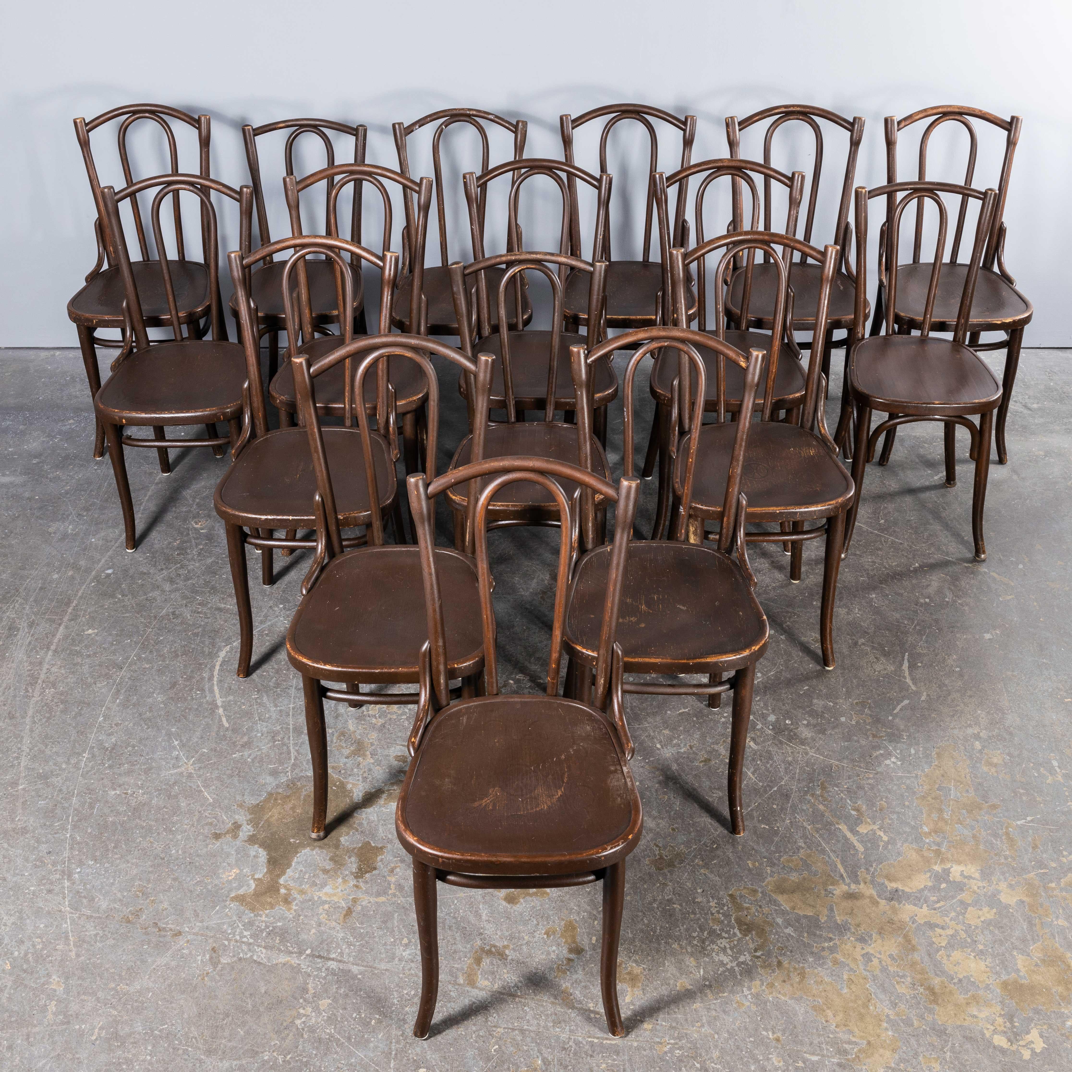 Bois cintré Chaises en bois courbé Thonet Original des années 1940 - Ensemble de dix-sept chaises en vente