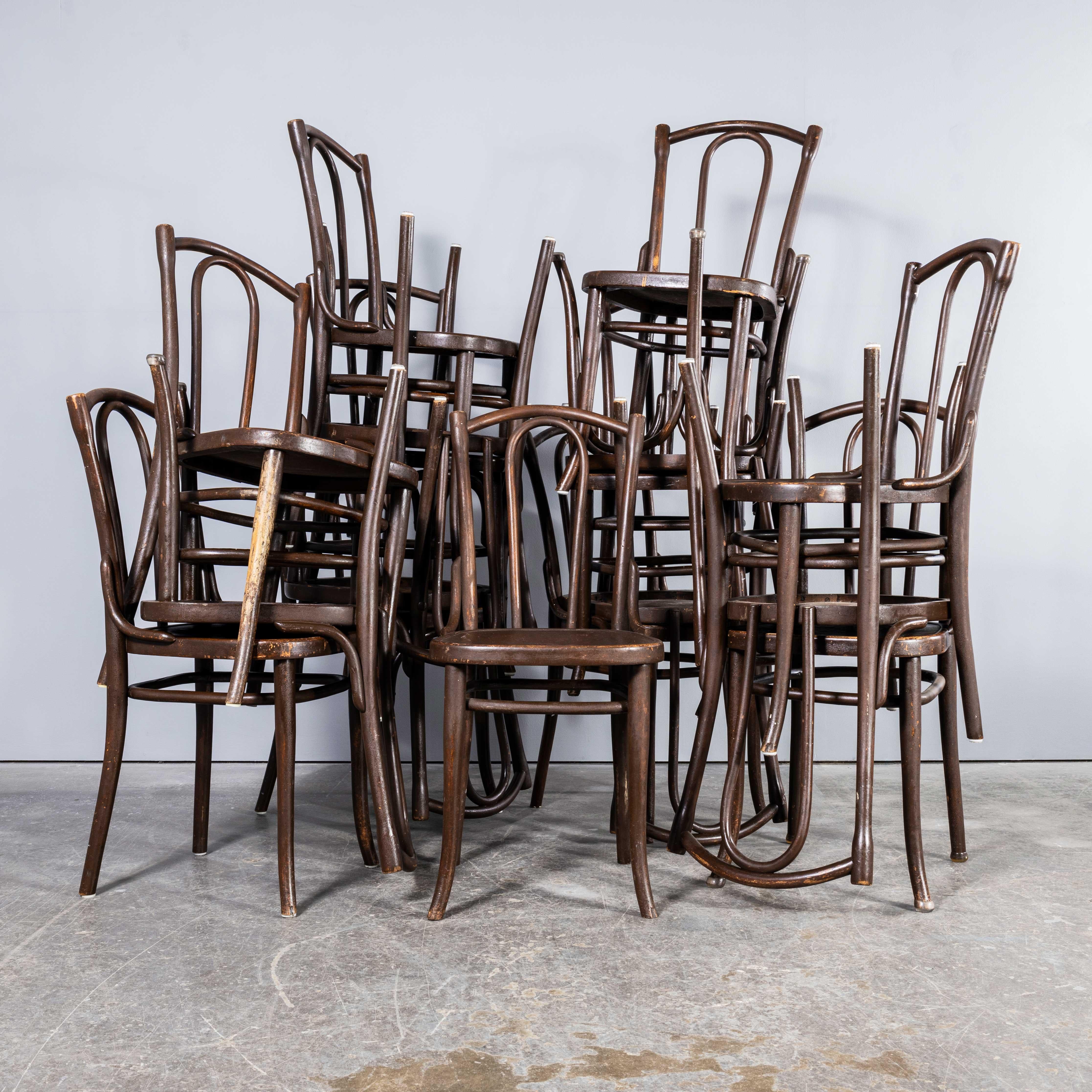 Chaises en bois courbé Thonet Original des années 1940 - Ensemble de dix-sept chaises en vente 1