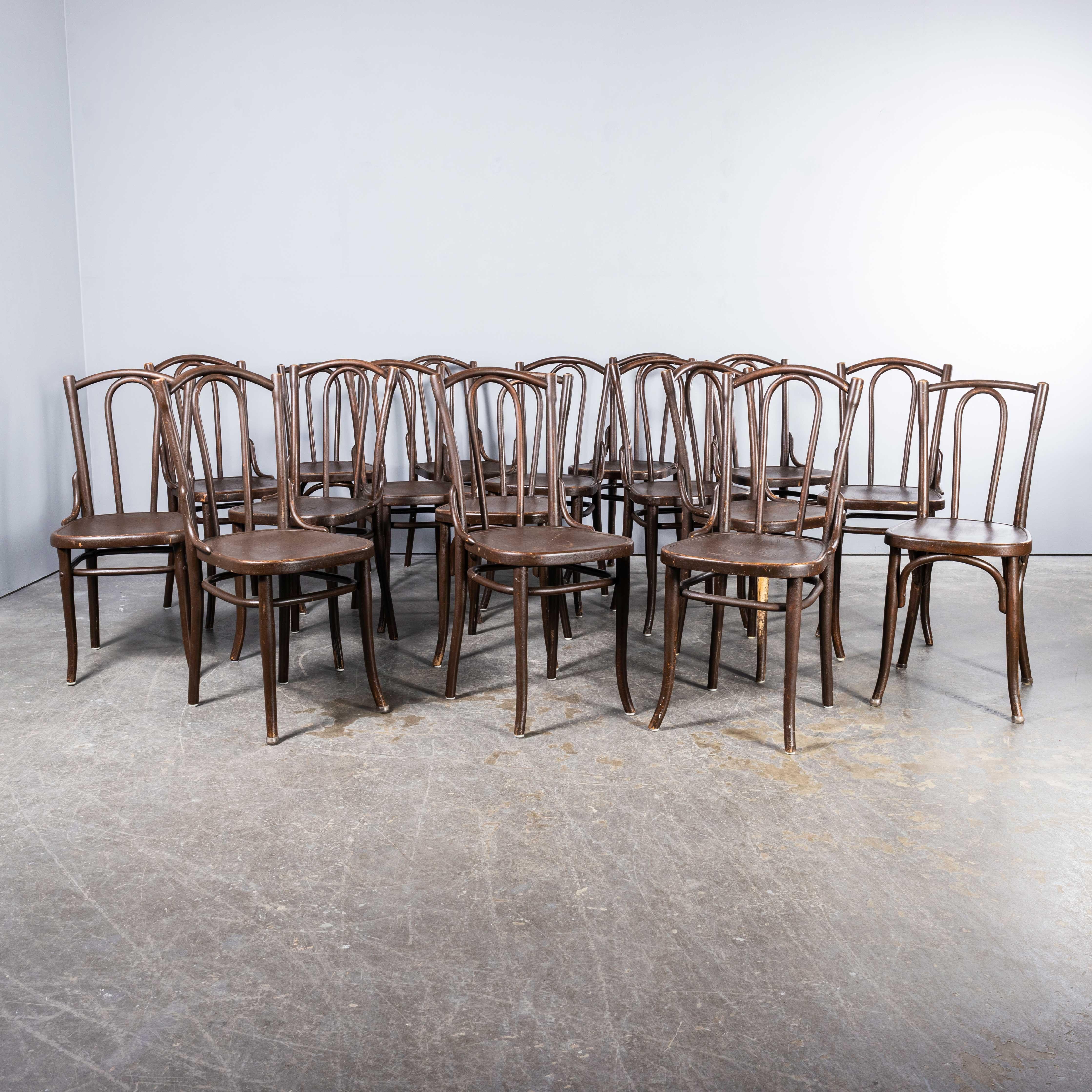 Chaises en bois courbé Thonet Original des années 1940 - Ensemble de dix-sept chaises en vente 2