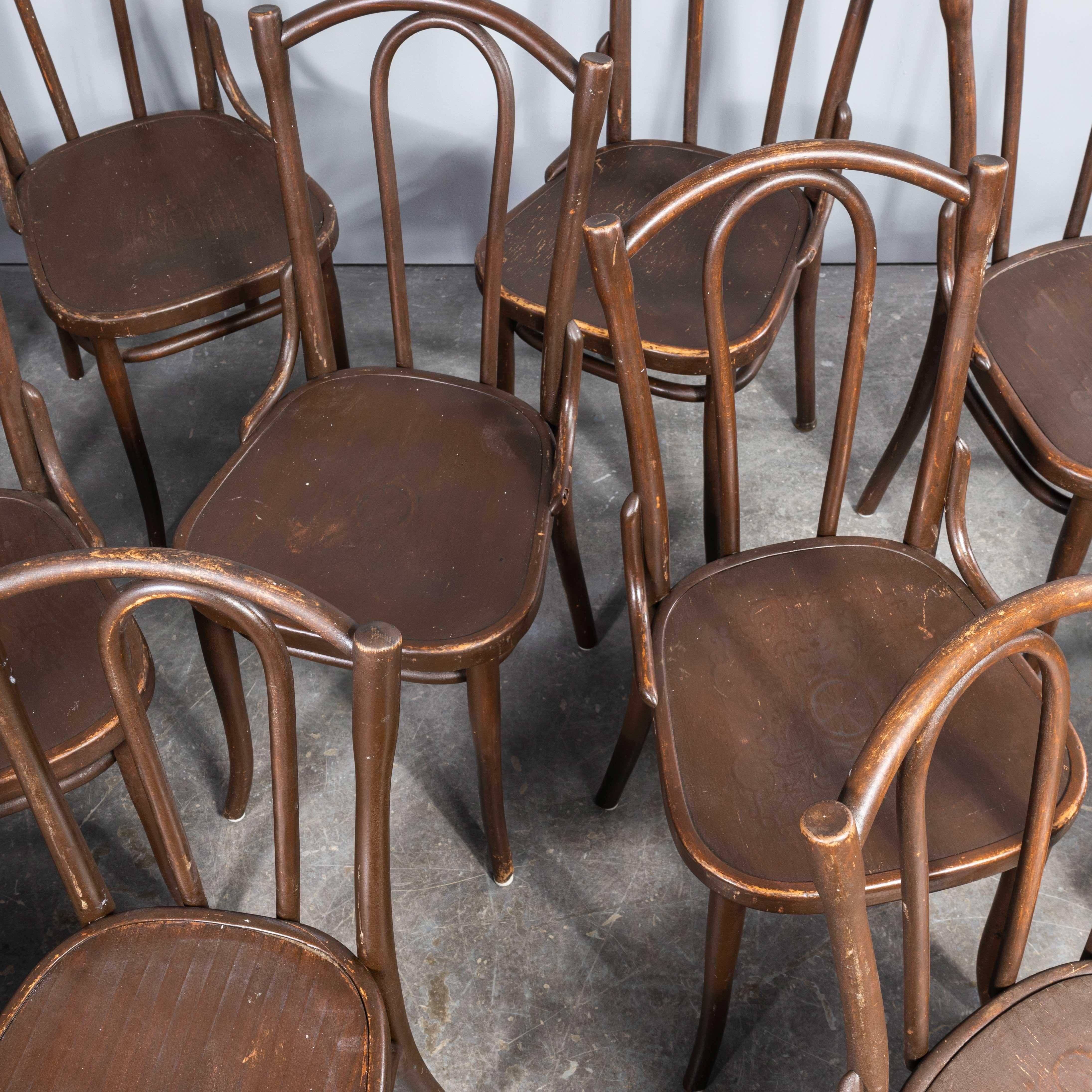 Chaises en bois courbé Thonet Original des années 1940 - Ensemble de dix-sept chaises en vente 3