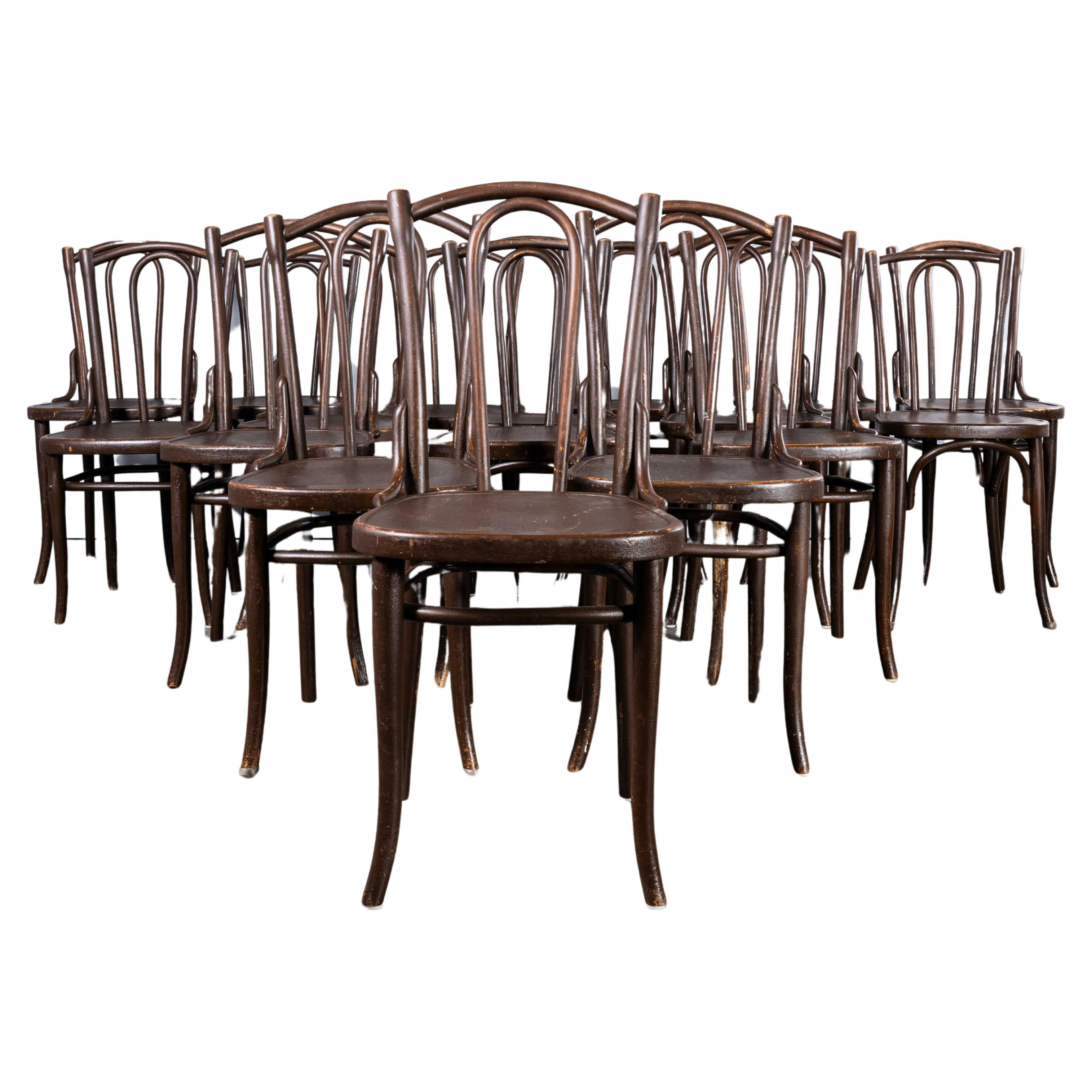 Chaises en bois courbé Thonet Original des années 1940 - Ensemble de dix-sept chaises en vente