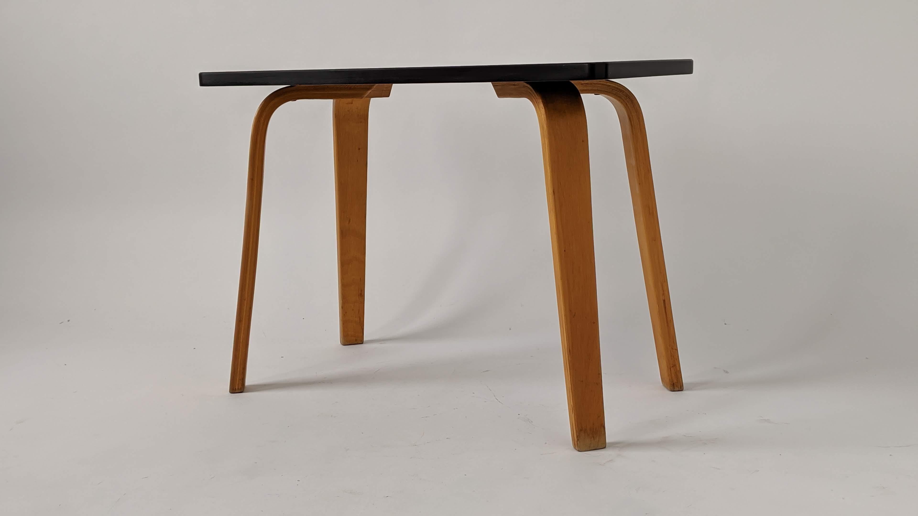 Mid-Century Modern table d'appoint Thonet des années 1940 en Formica finition grain de bois sur pieds en bois de Bentwood:: USA