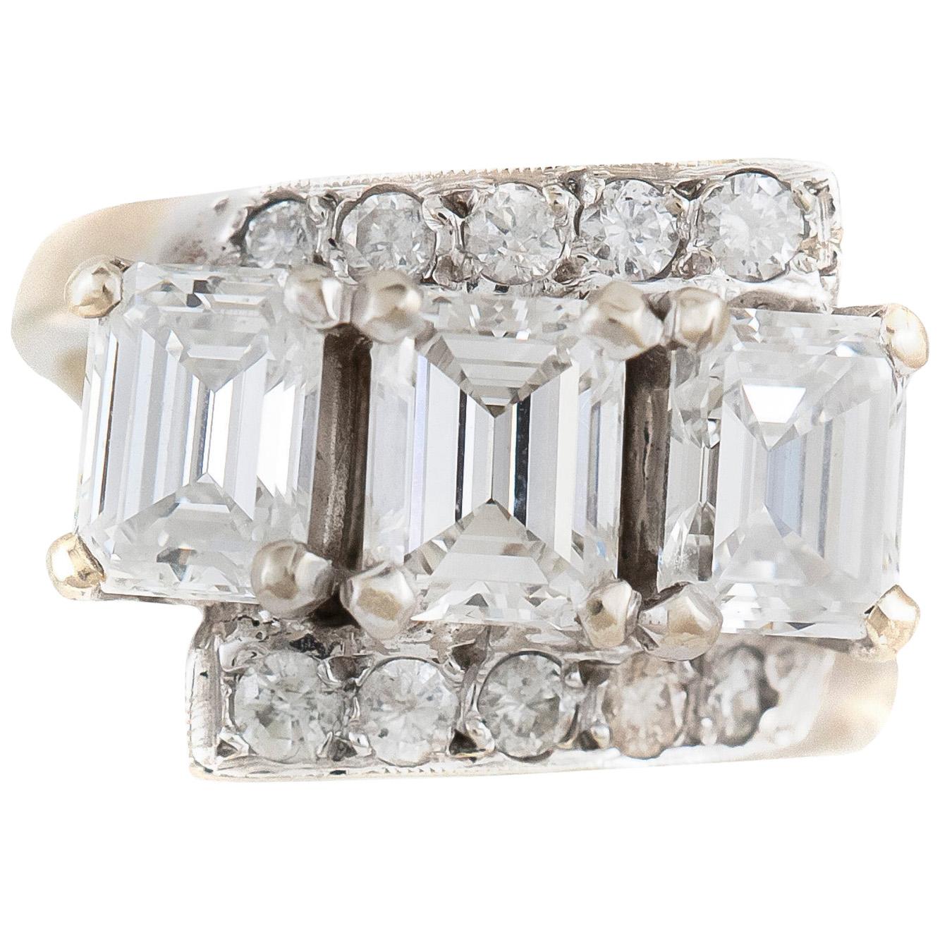 Bague de fiançailles des années 1940 à trois diamants taille émeraude avec diamant rond