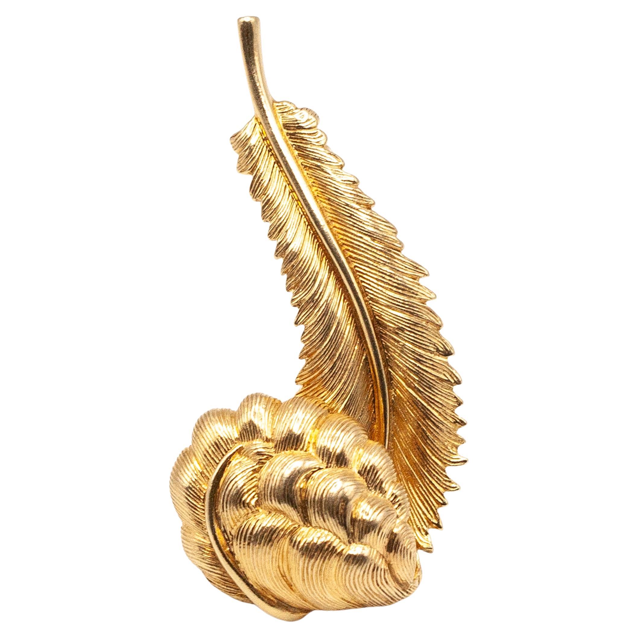 This rare 1940s Preformed Parts for Tiffany & Co. 14K yellow gold fur clip brooch crafted in a feather motif, featuring intricate texturing and dynamic curves. This brooch is bears the conjoined PP mark (George Schular, Jr./Preformed