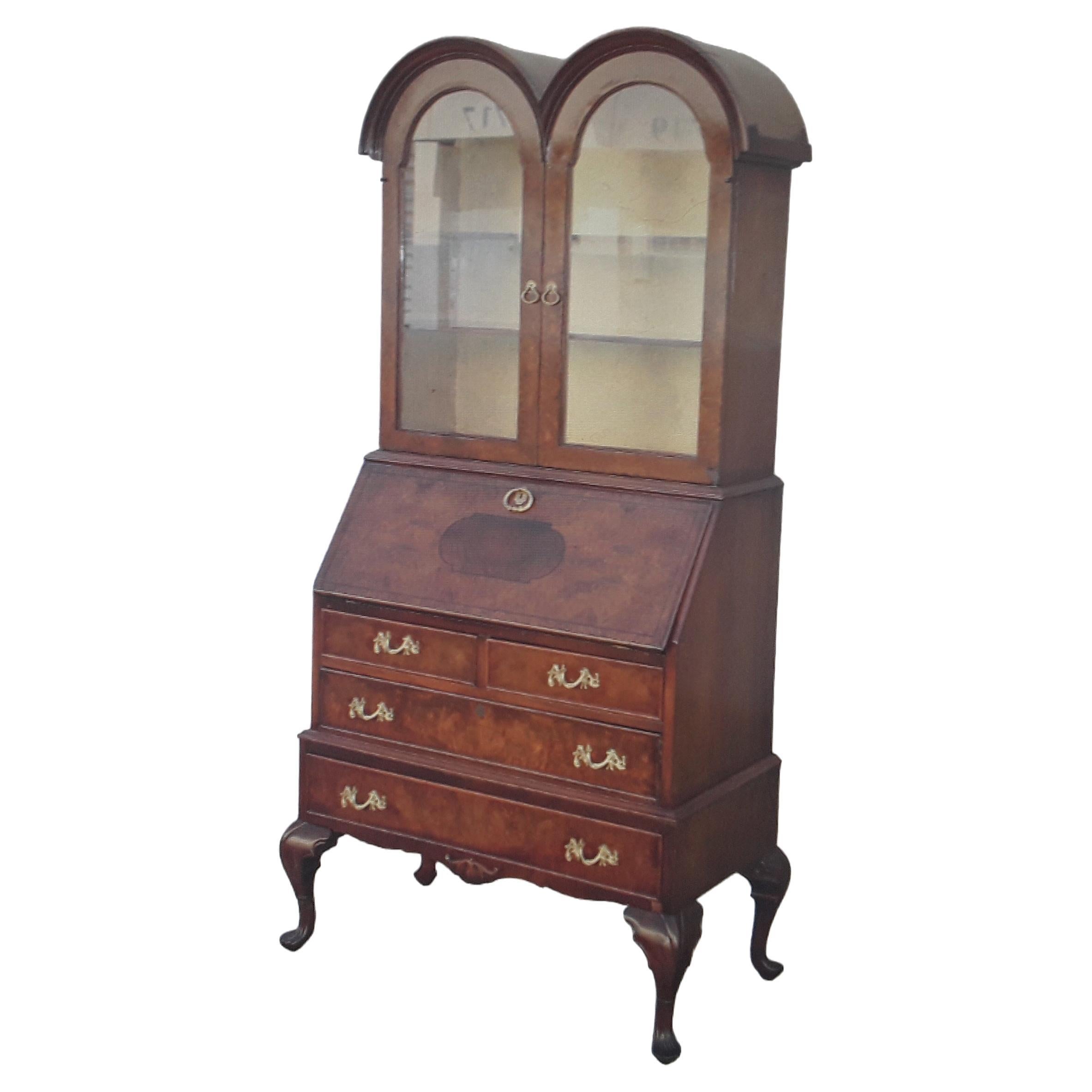 Secrétaire/bureau traditionnel en bois de ronce des années 1940 en vente