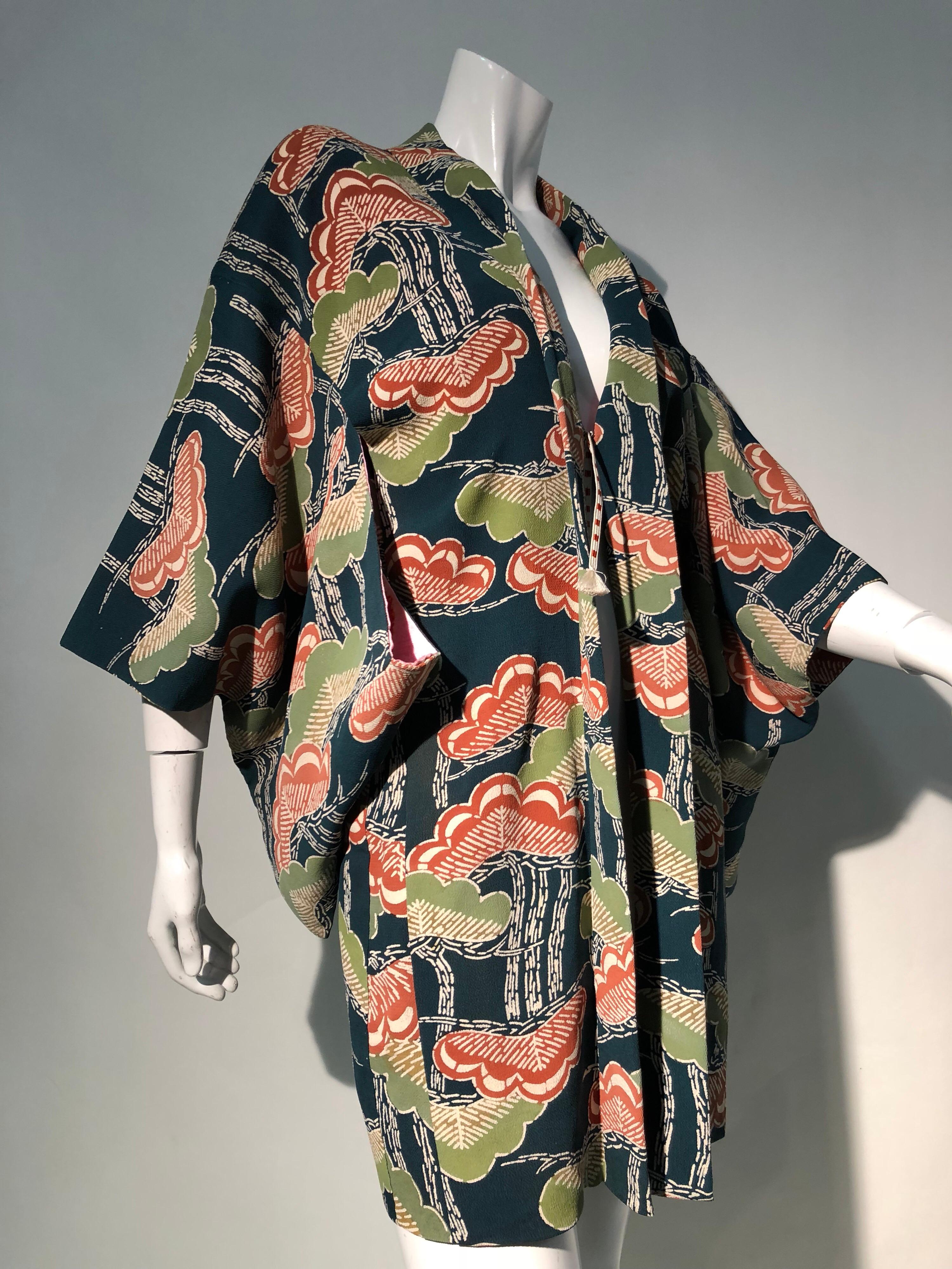 Traditioneller Seidenkimono aus den 1940er Jahren mit stilisiertem Ginko-Druck in Grün, Orange und Schwarz im Zustand „Hervorragend“ im Angebot in Gresham, OR