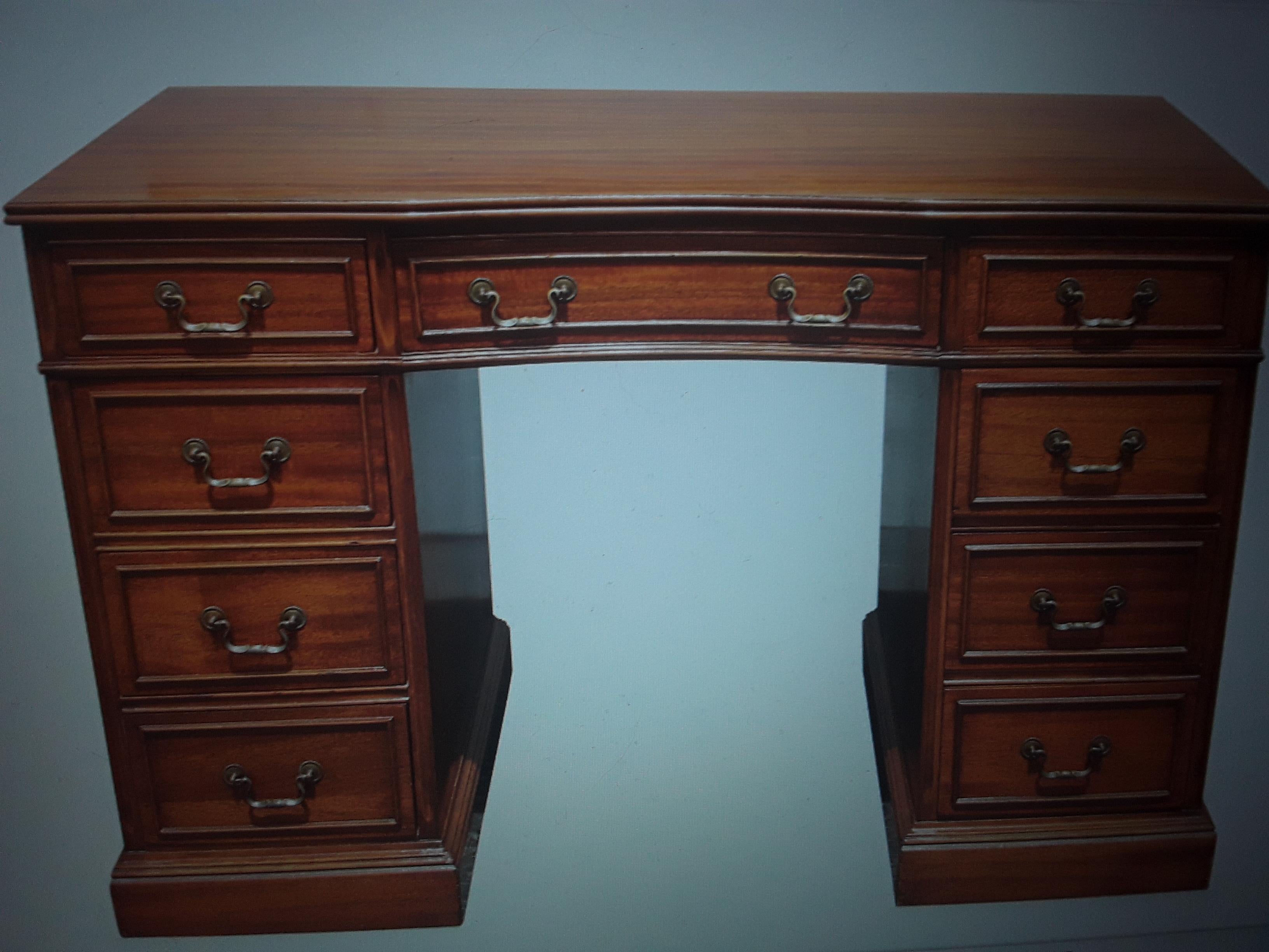 1940's Traditional style 9 Drawer Mahogany Writing Desk For Sale 2
