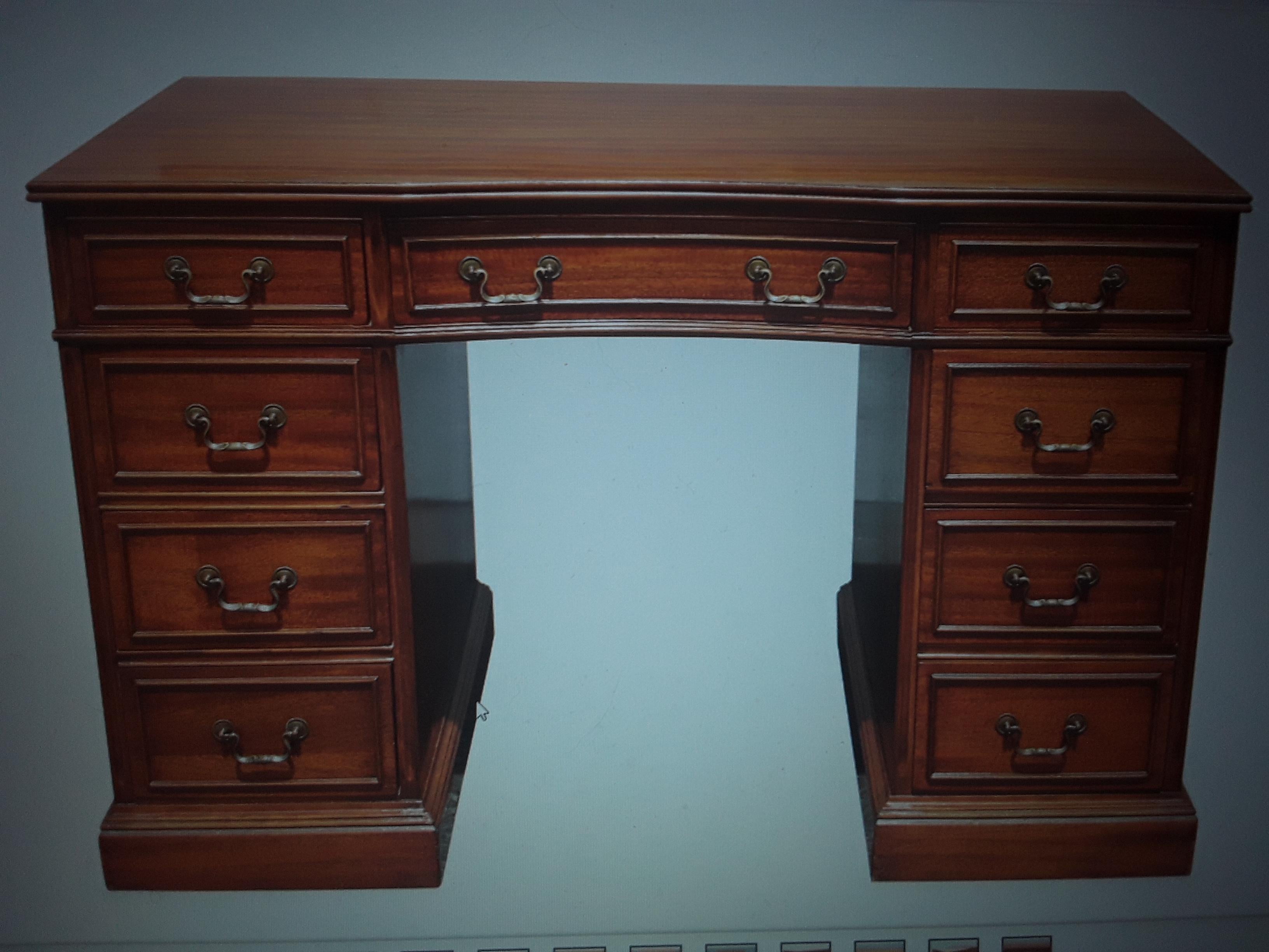 1940's Traditional style 9 Drawer Mahogany Writing Desk For Sale 3