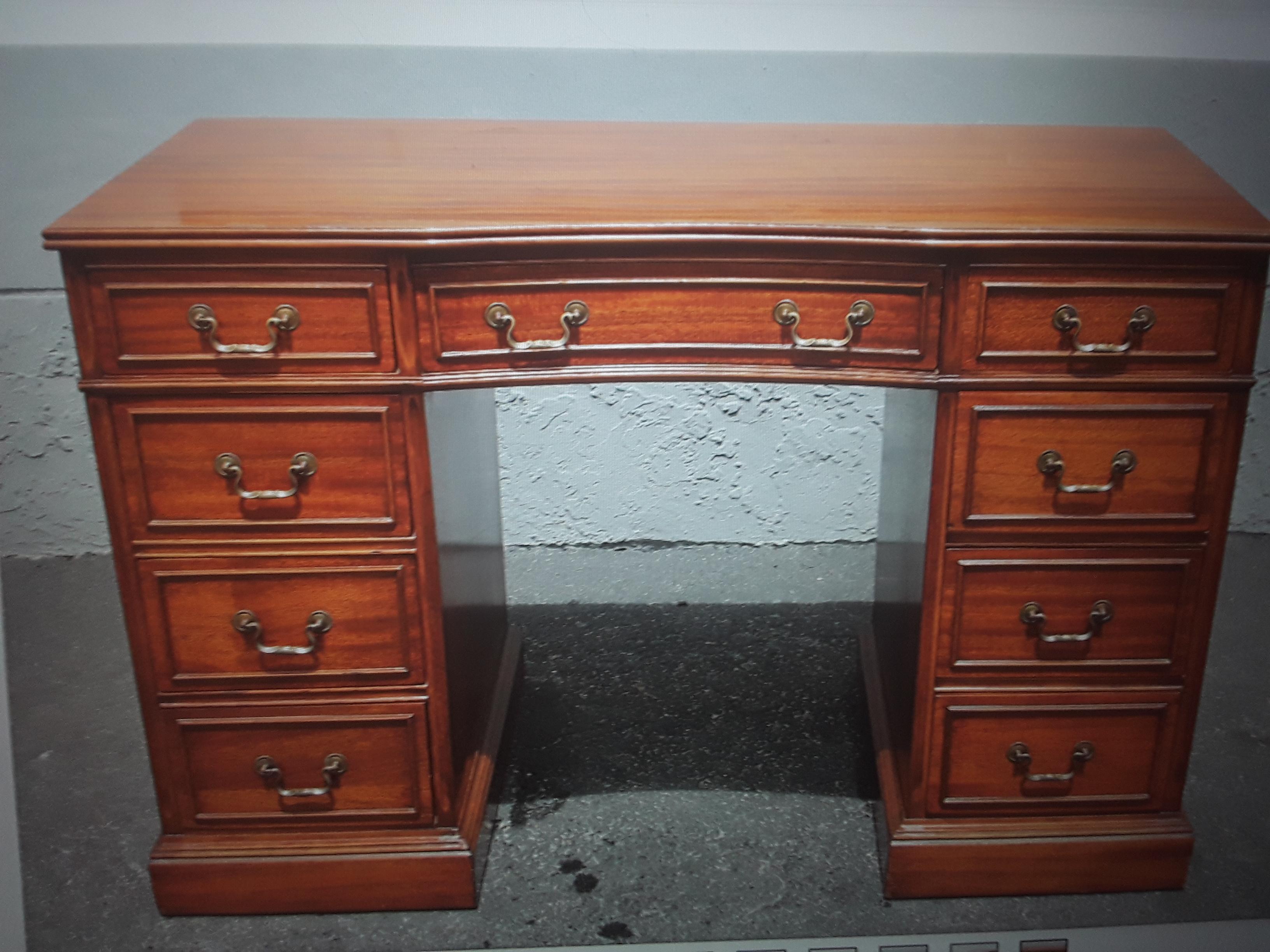 c1940's Traditioneller Stil 9 Schublade Mahagoni Schreibtisch. Es ist rundherum fertig und kann so platziert werden, dass es das Ganze zeigt.