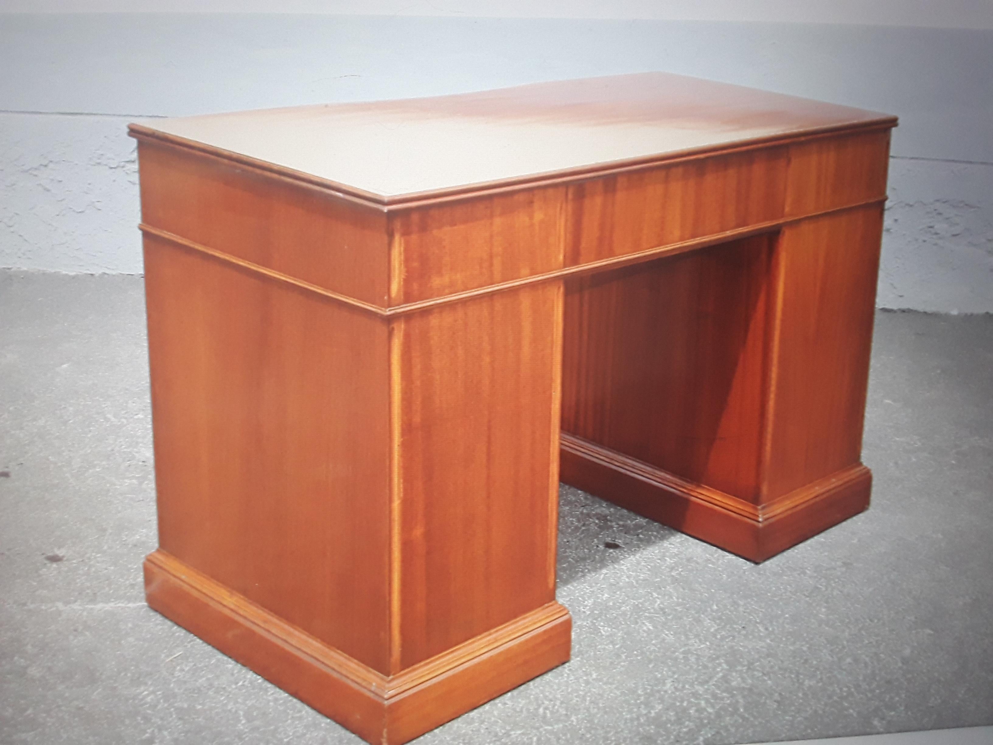 Mid-Century Modern 1940's Traditional style 9 Drawer Mahogany Writing Desk For Sale