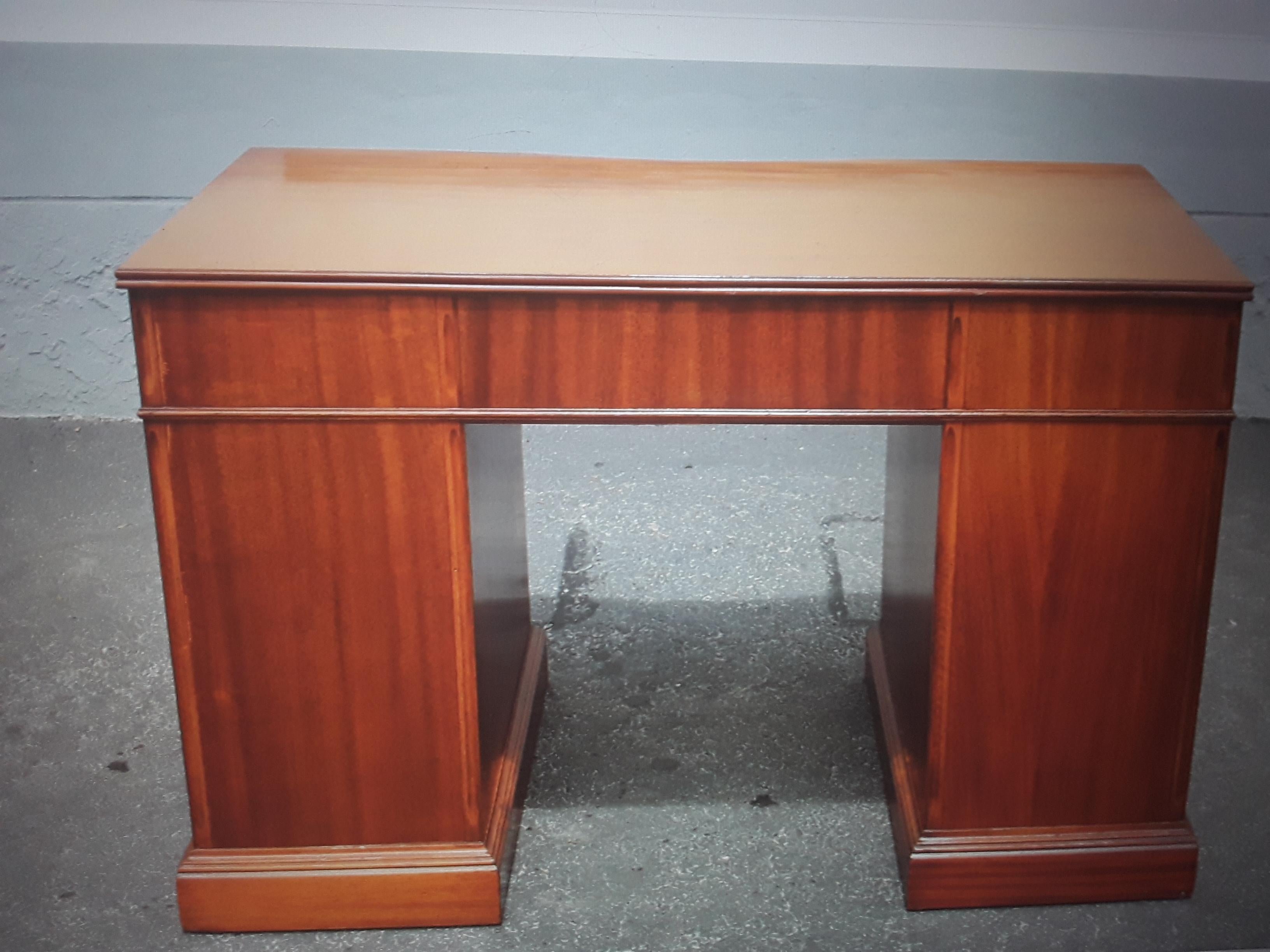 1940's Traditioneller Stil 9 Schubladen Mahagoni-Schreibtisch (Mitte des 20. Jahrhunderts) im Angebot