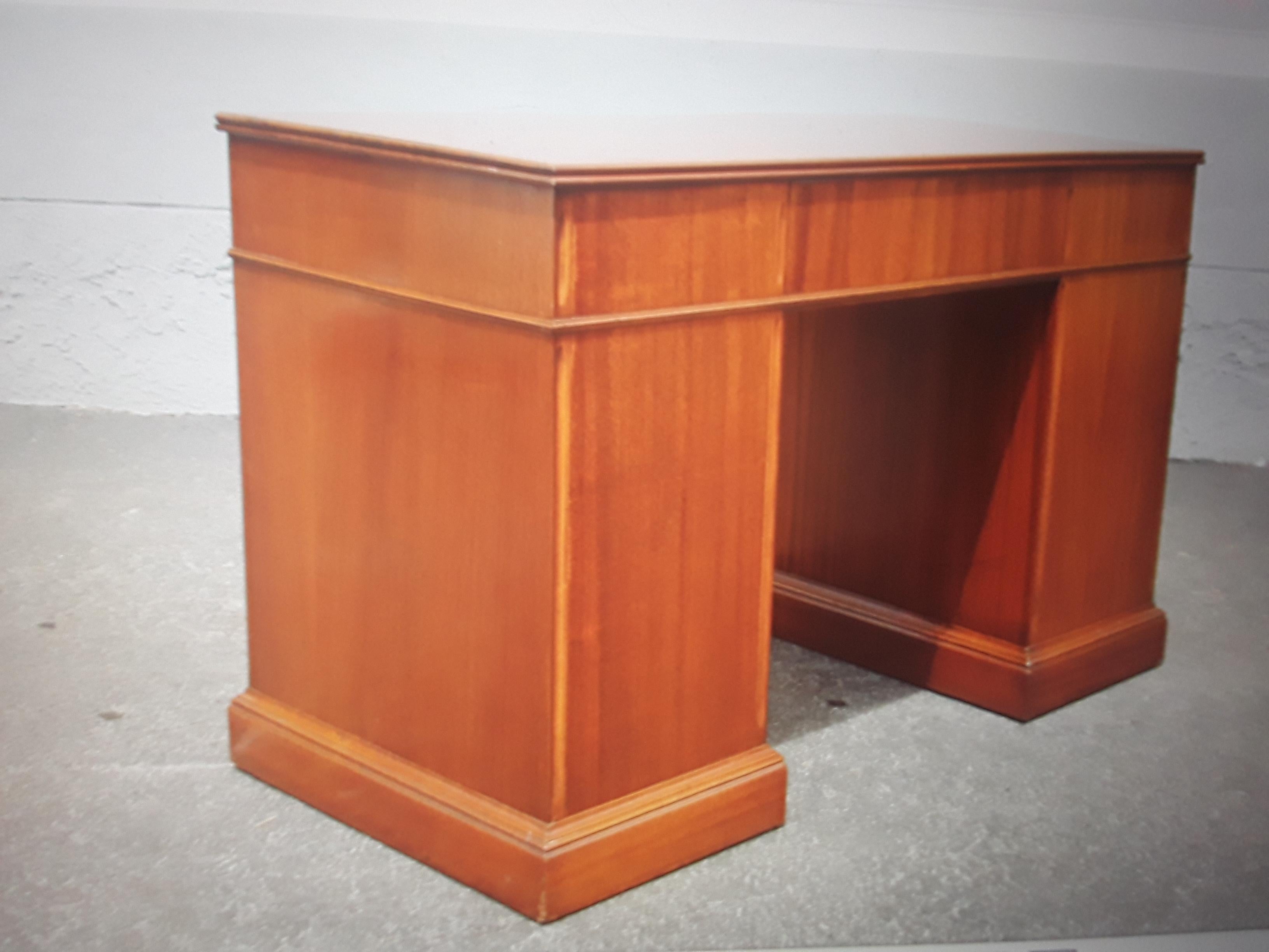1940's Traditional style 9 Drawer Mahogany Writing Desk In Good Condition For Sale In Opa Locka, FL