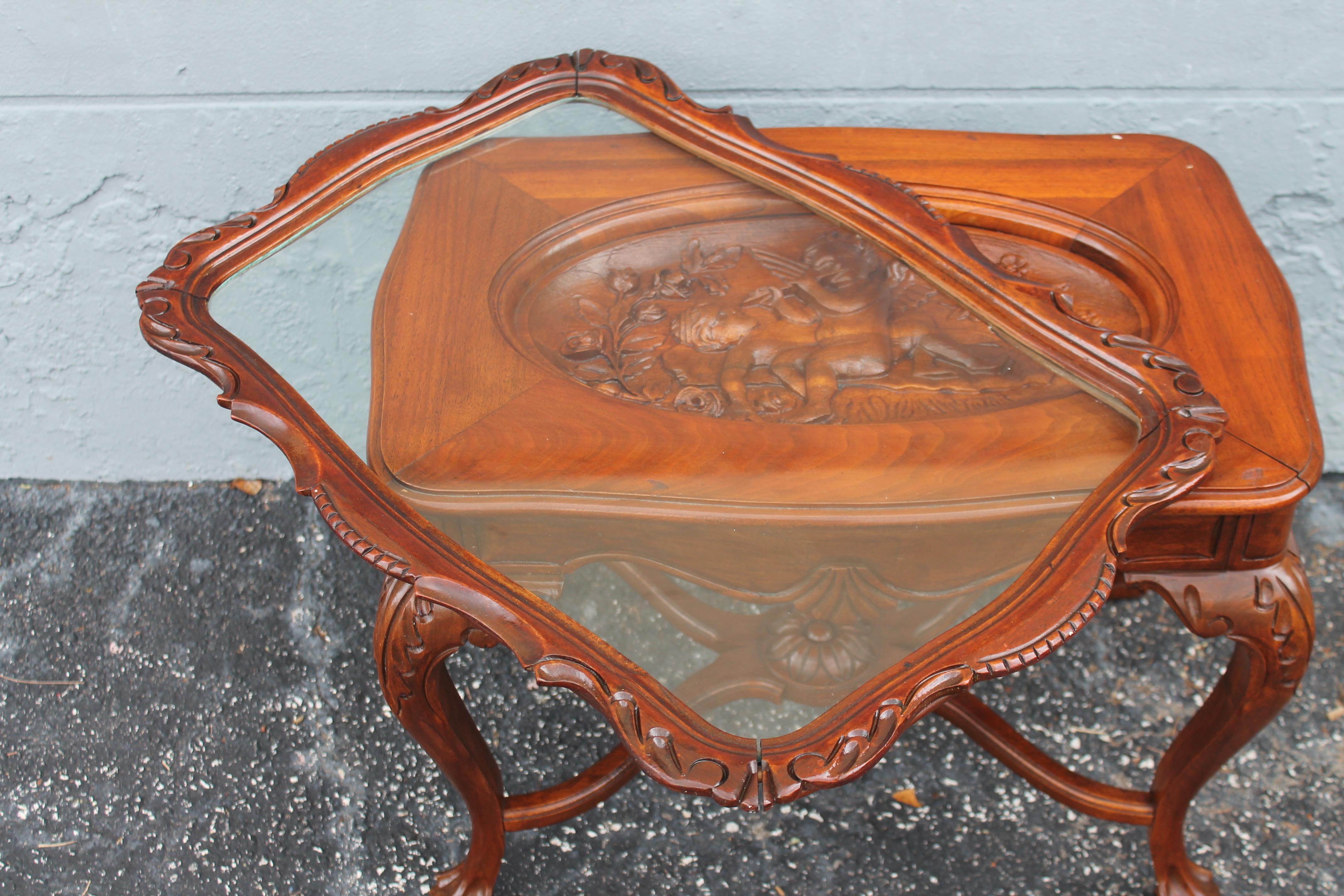 1940's Traditional style Carved Cherub Wood Tray Table For Sale 4