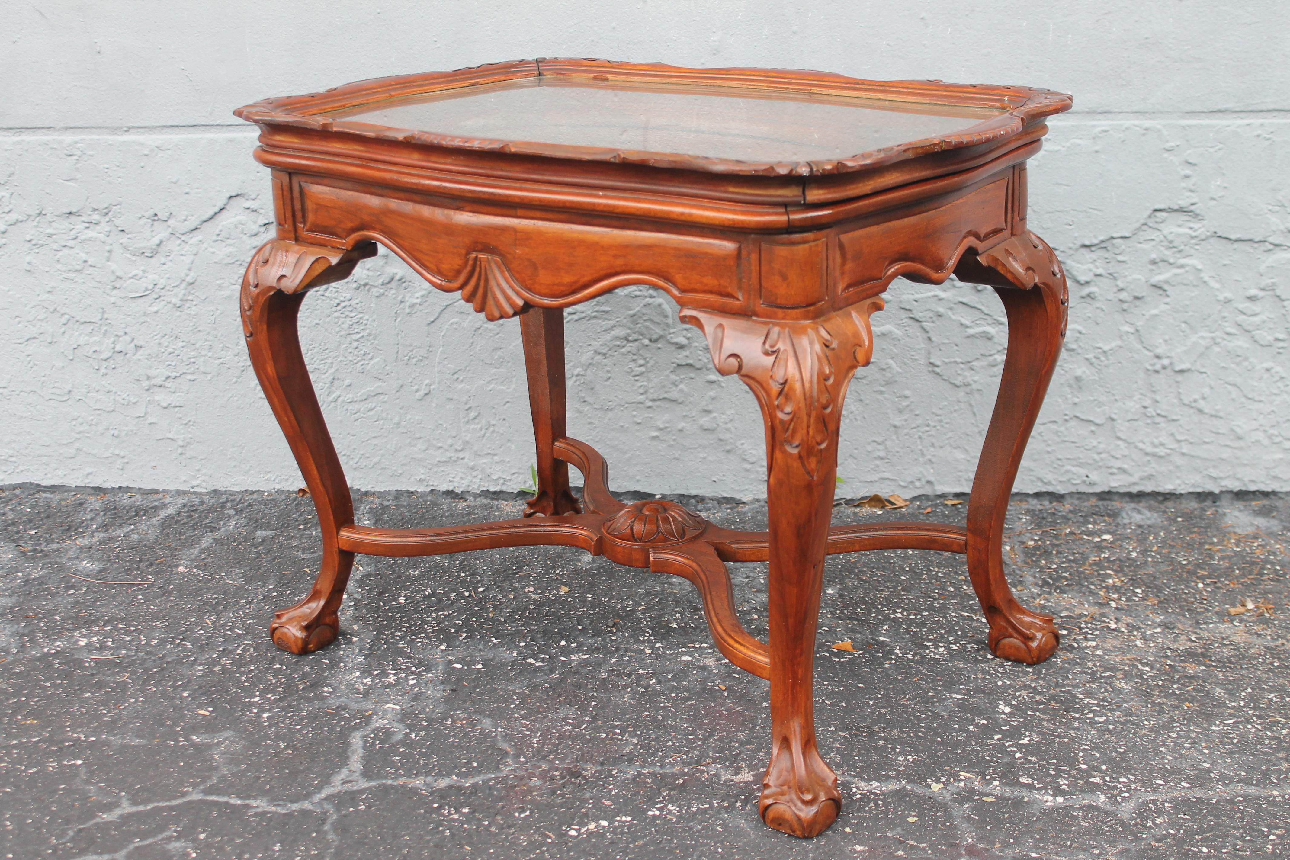1940's Traditional style Carved Cherub Wood Tray Table For Sale 9