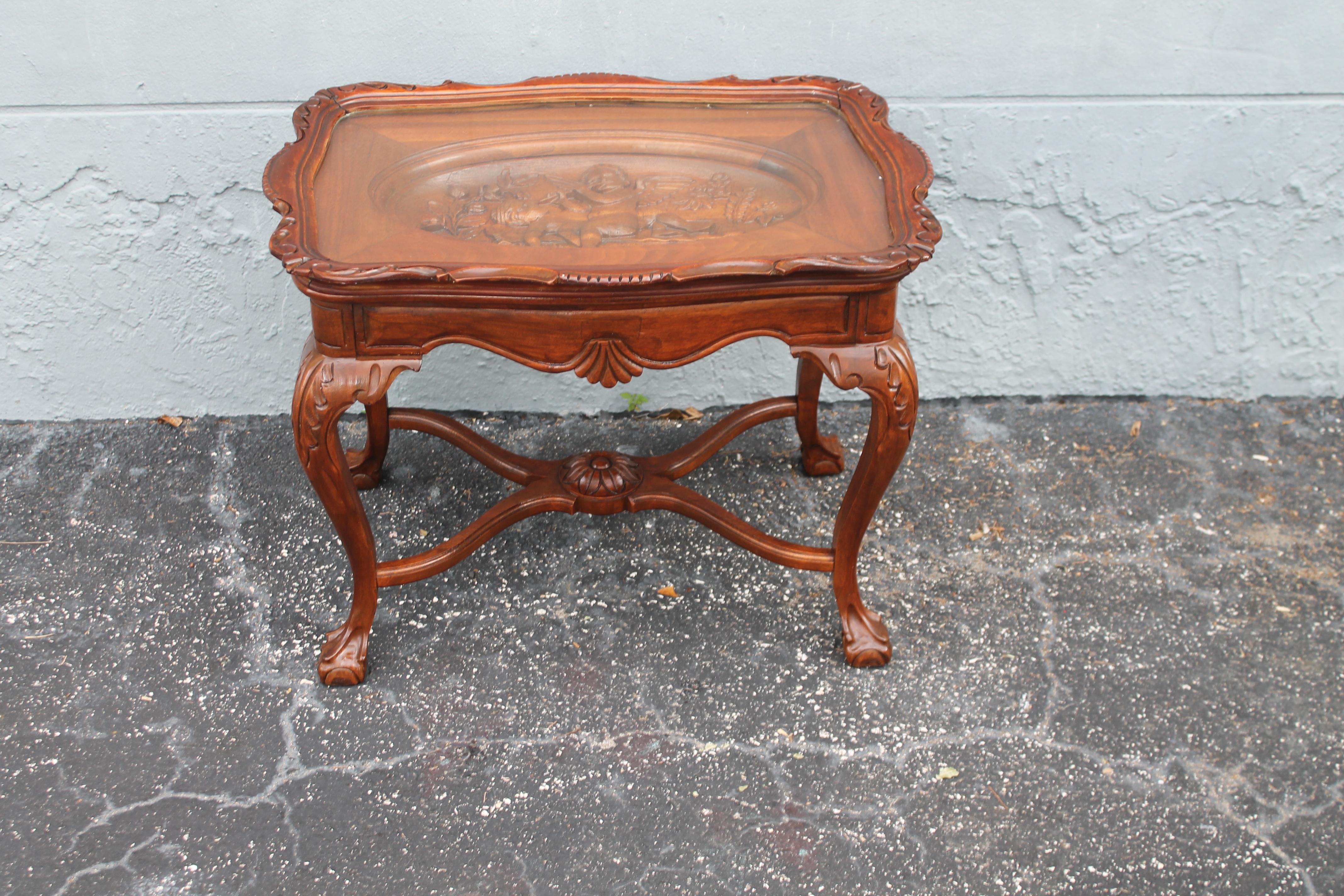 Queen Anne 1940's Traditional style Carved Cherub Wood Tray Table For Sale