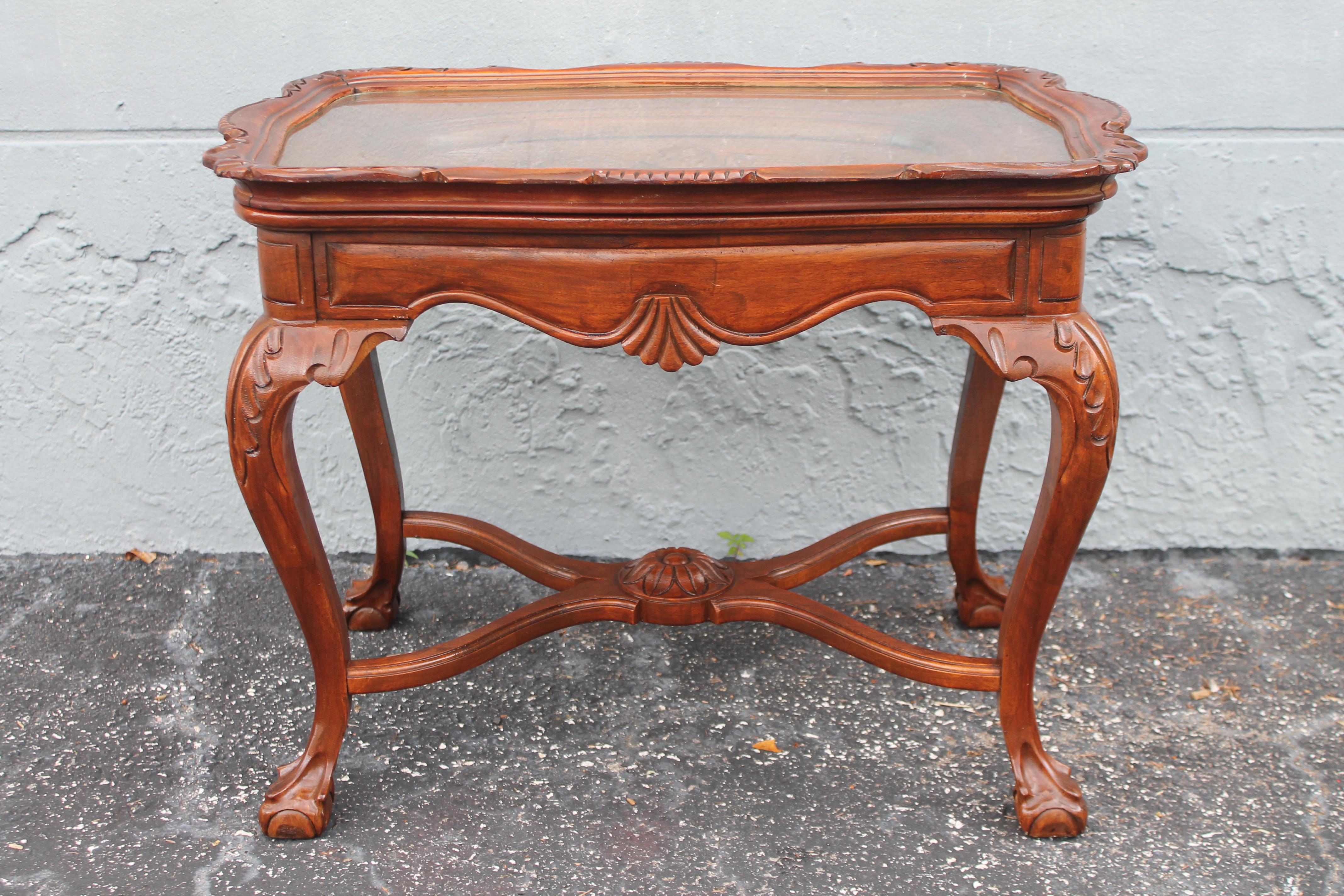 1940's Traditionelle Stil geschnitzt Cherub Holz Tablett Tisch (amerikanisch) im Angebot