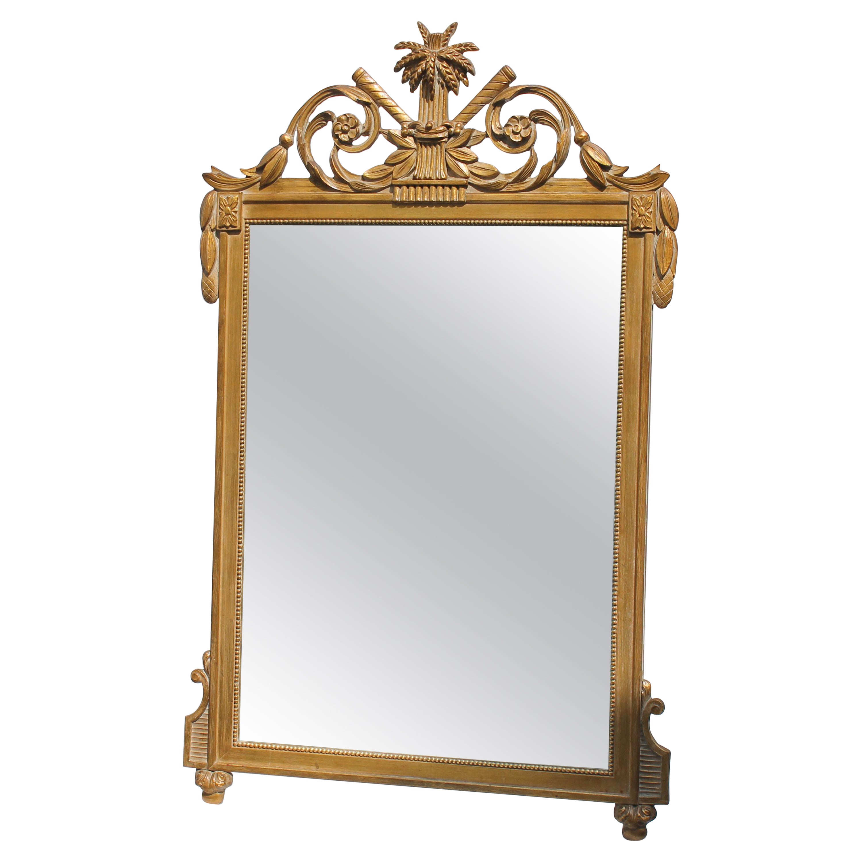 Specchio da parete in legno dorato e gesso intagliato in stile tradizionale degli anni '40