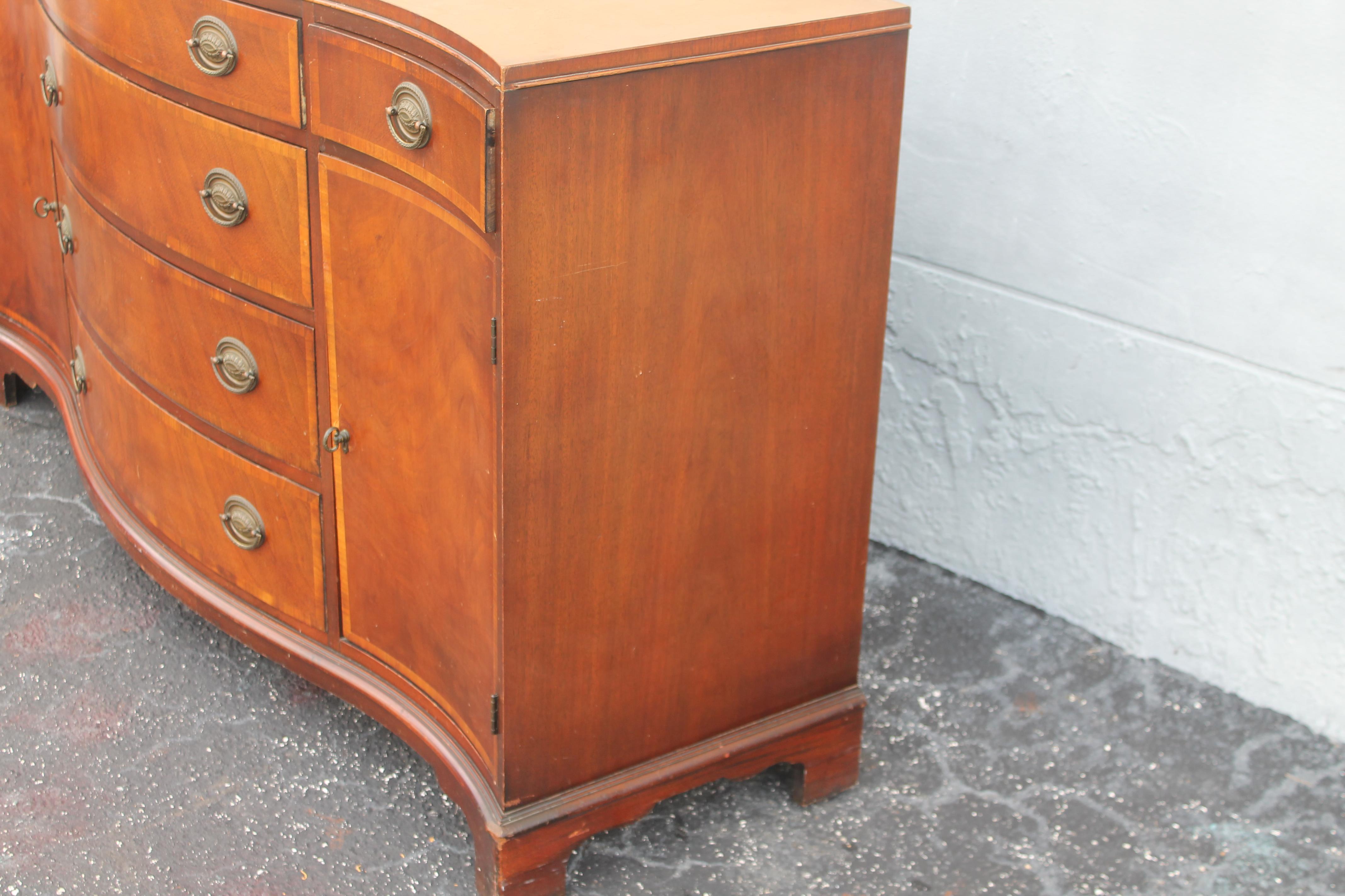 1940's Traditional style Mahogany Buffet/ Sideboard/ Credenza/ Dry Bar For Sale 3
