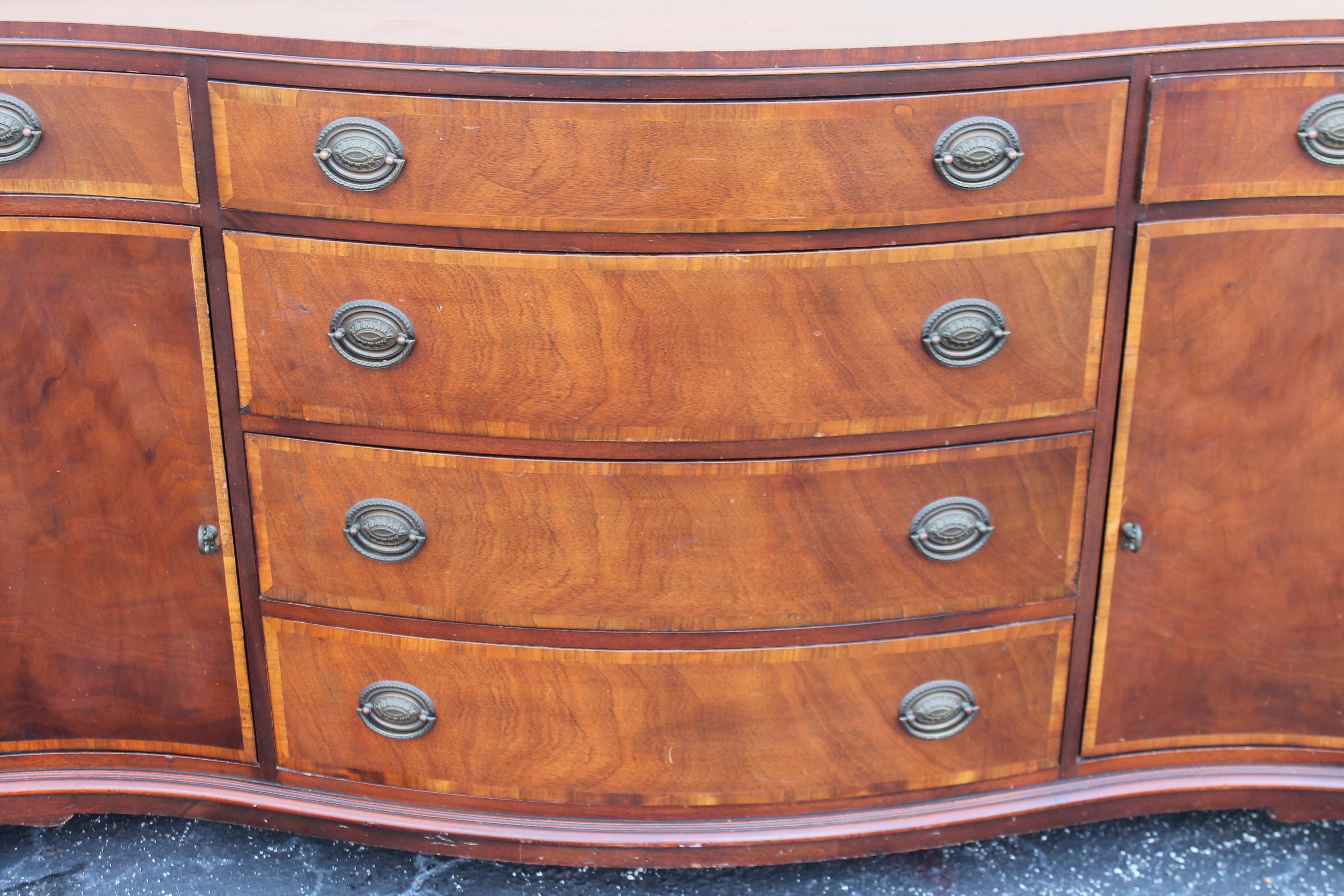 1940's Traditional style Mahogany Buffet/ Sideboard/ Credenza/ Dry Bar For Sale 4