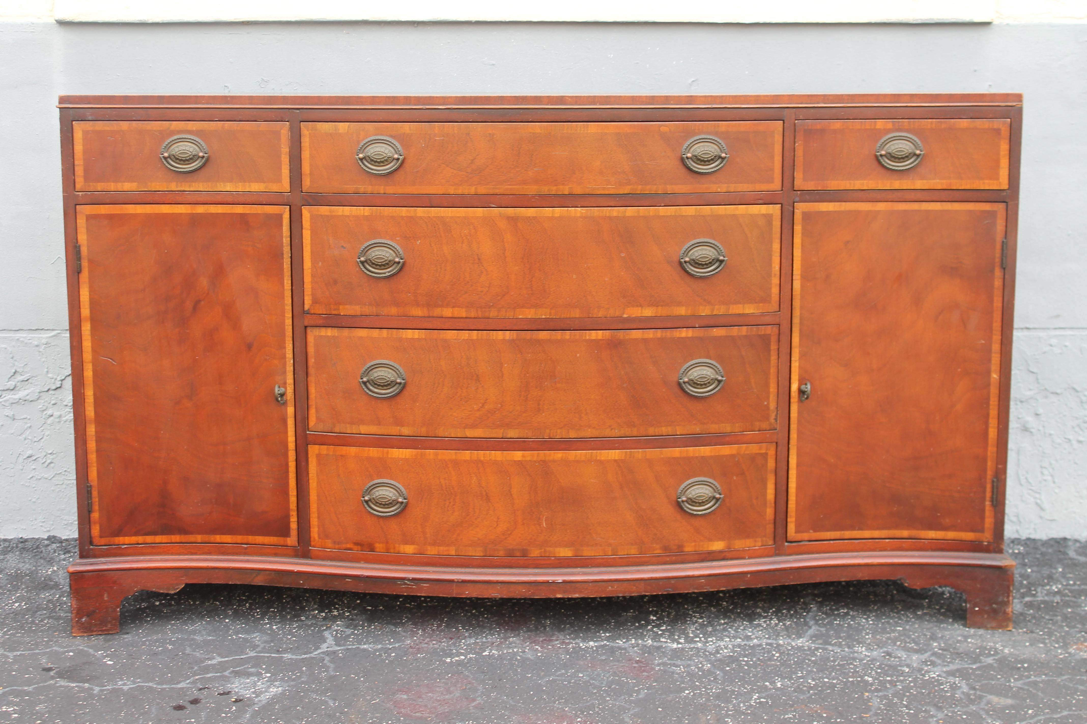 Hollywood Regency 1940's Traditional style Mahogany Buffet/ Sideboard/ Credenza/ Dry Bar For Sale