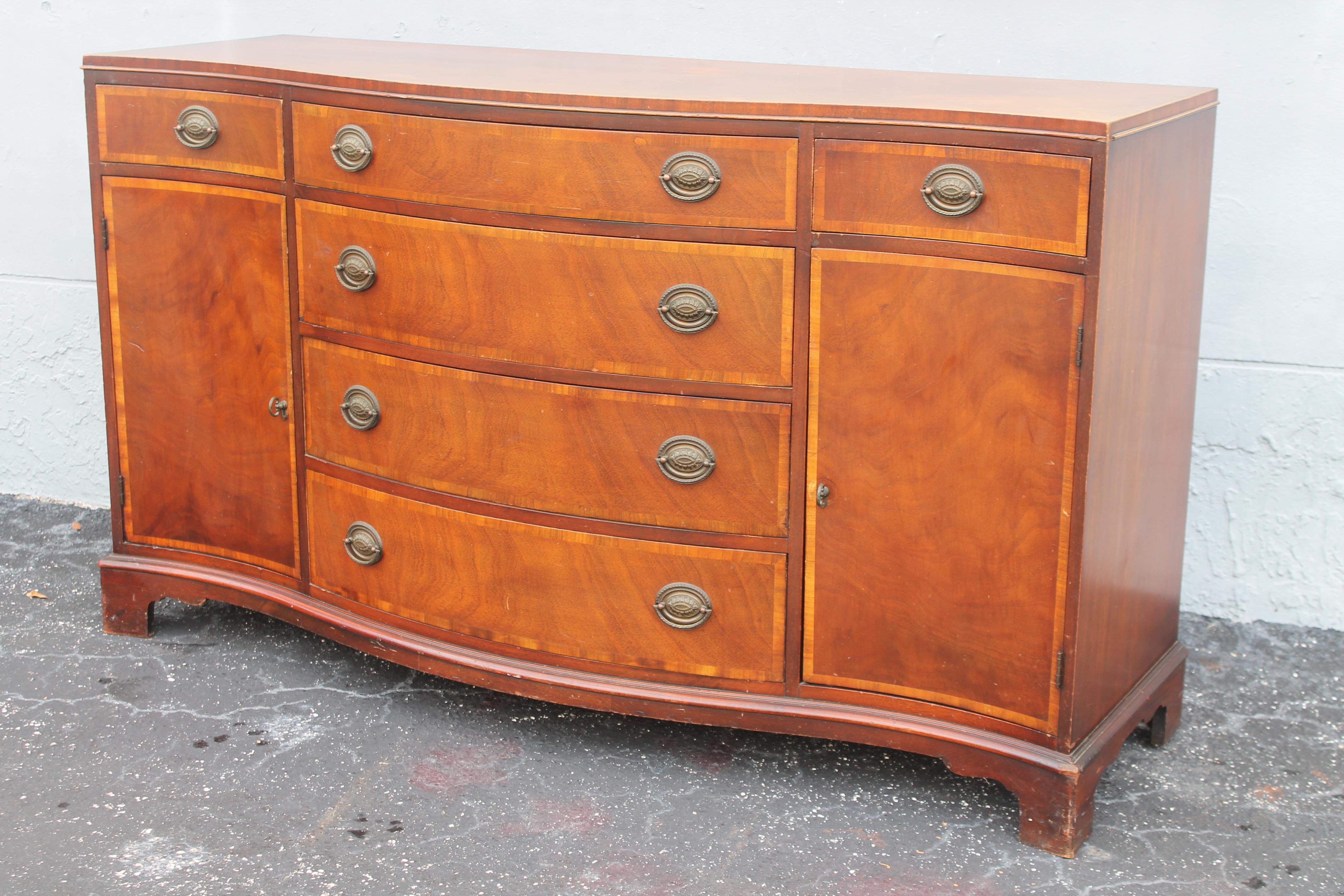 American 1940's Traditional style Mahogany Buffet/ Sideboard/ Credenza/ Dry Bar For Sale