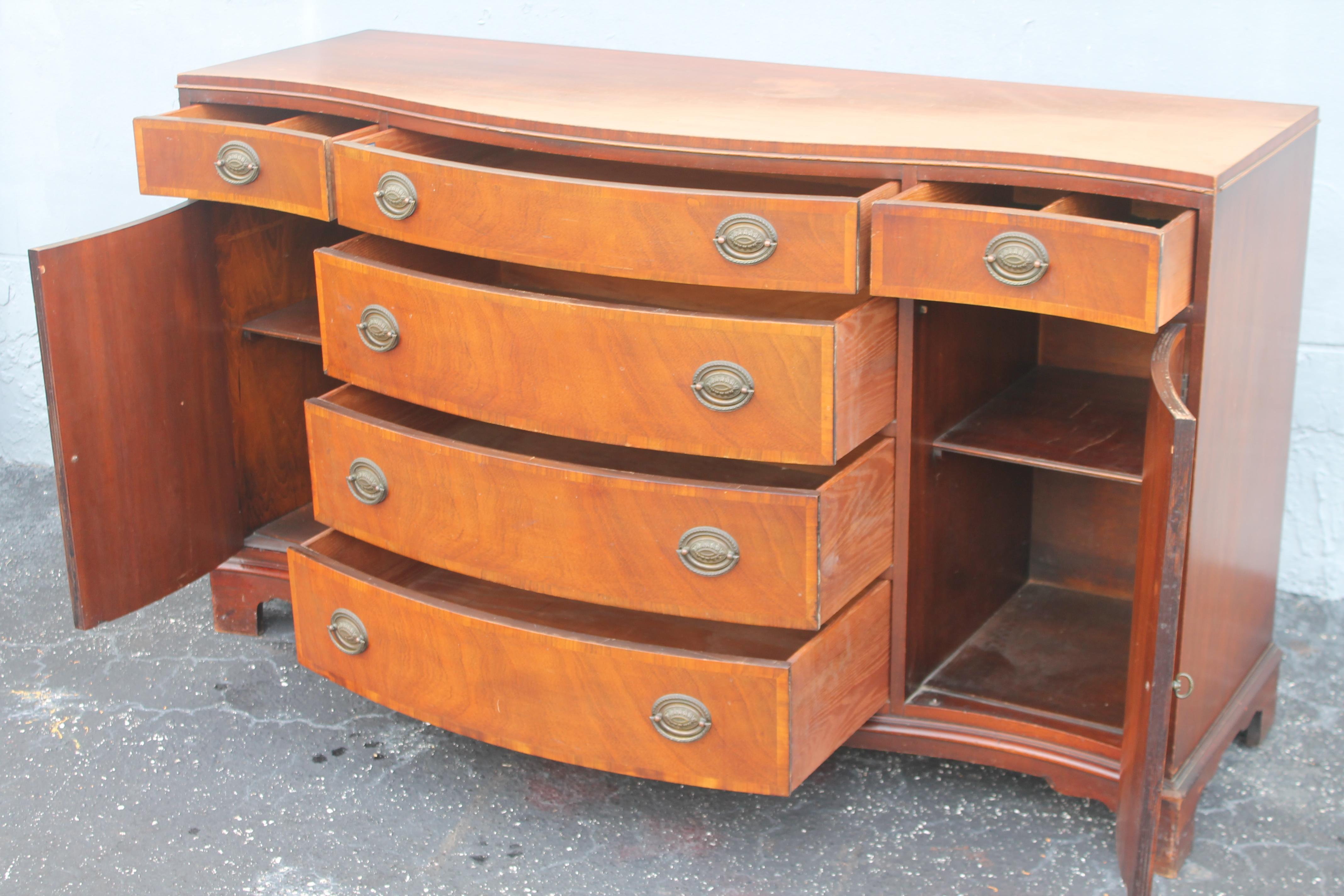 1940's Traditional style Mahogany Buffet/ Sideboard/ Credenza/ Dry Bar In Good Condition For Sale In Opa Locka, FL