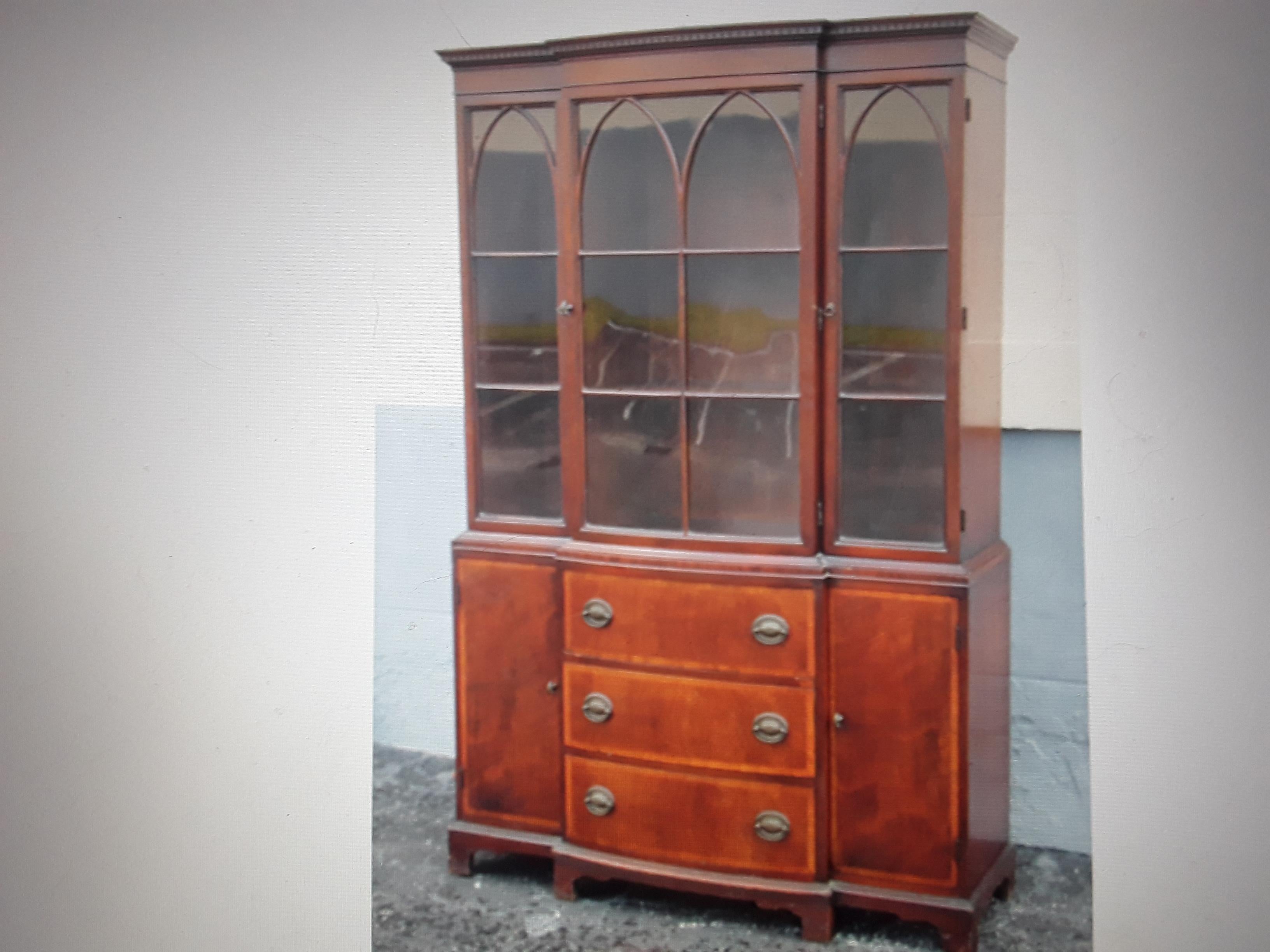 1940's Traditional style Tall Mahogany China/ Display Cabinet For Sale 3