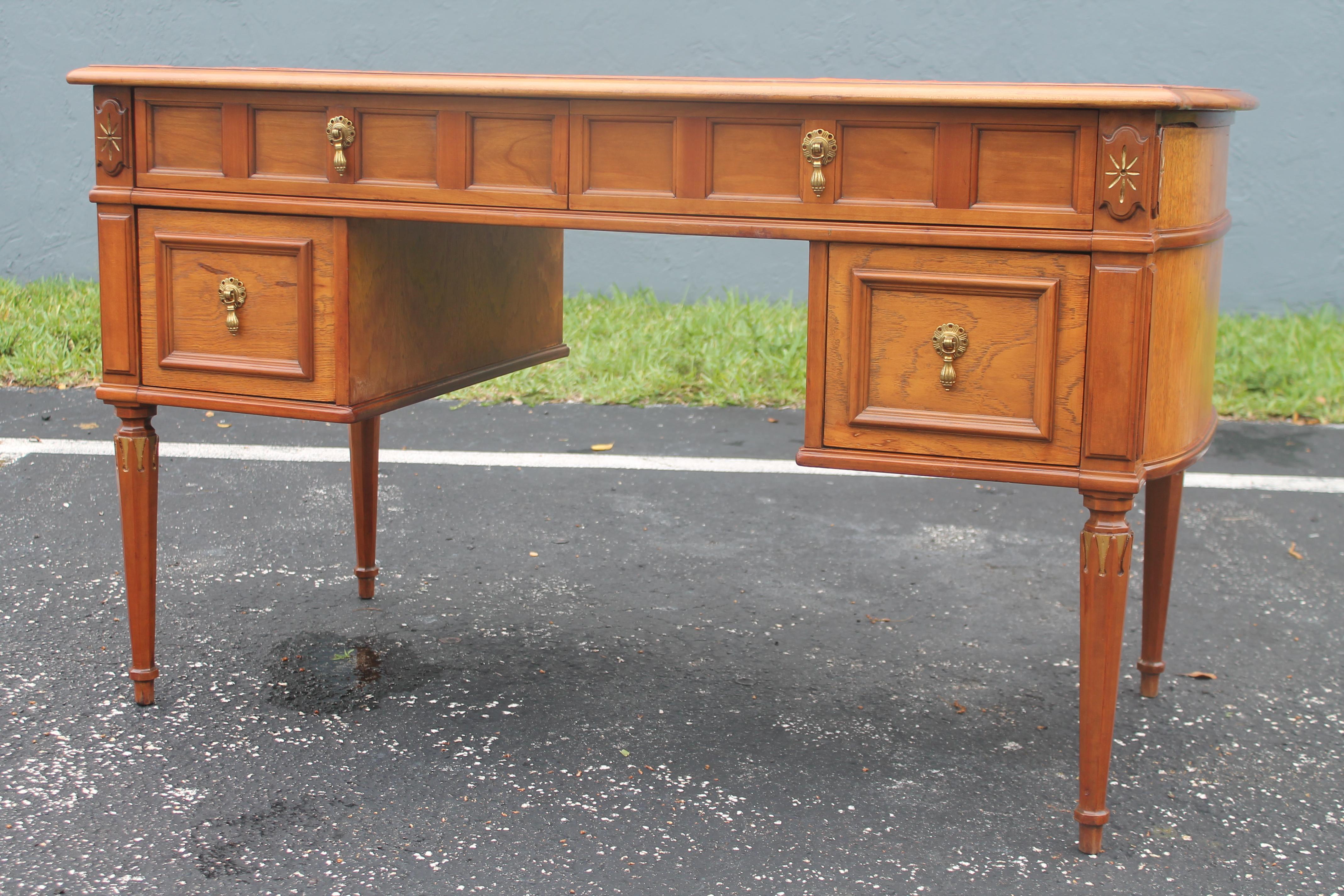 1940s Traditional style Writing Desk w/ Hermes Orange Leather Top In Good Condition For Sale In Opa Locka, FL