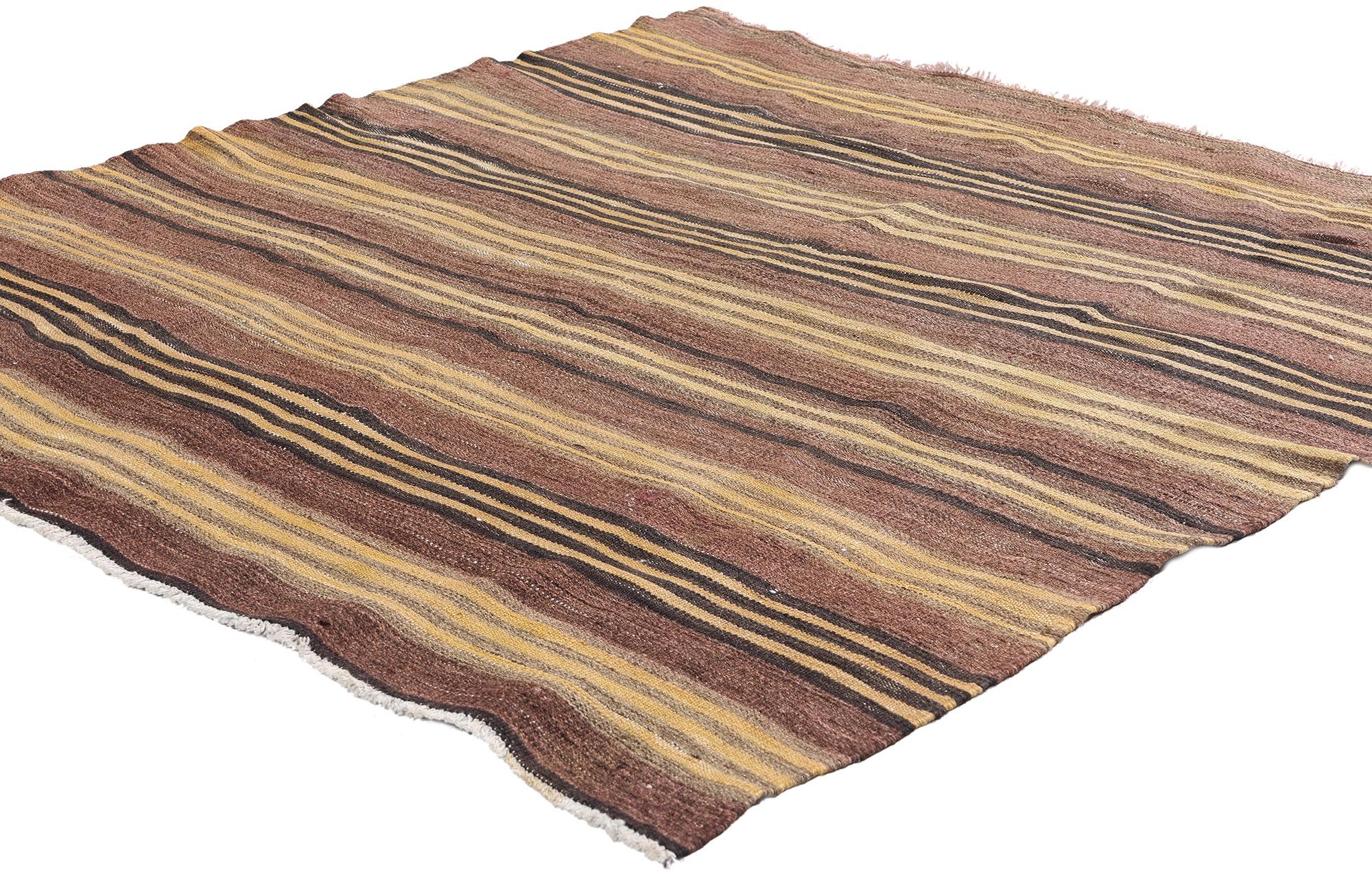 74875 Distressed Vintage Turkish Kilim Rug, 04'05 x 04'08. Questo tappeto kilim turco d'epoca, tessuto a mano in lana, incarna la bellezza della semplicità e della tradizione, realizzata con un apprezzamento duraturo per l'estetica naturale.
