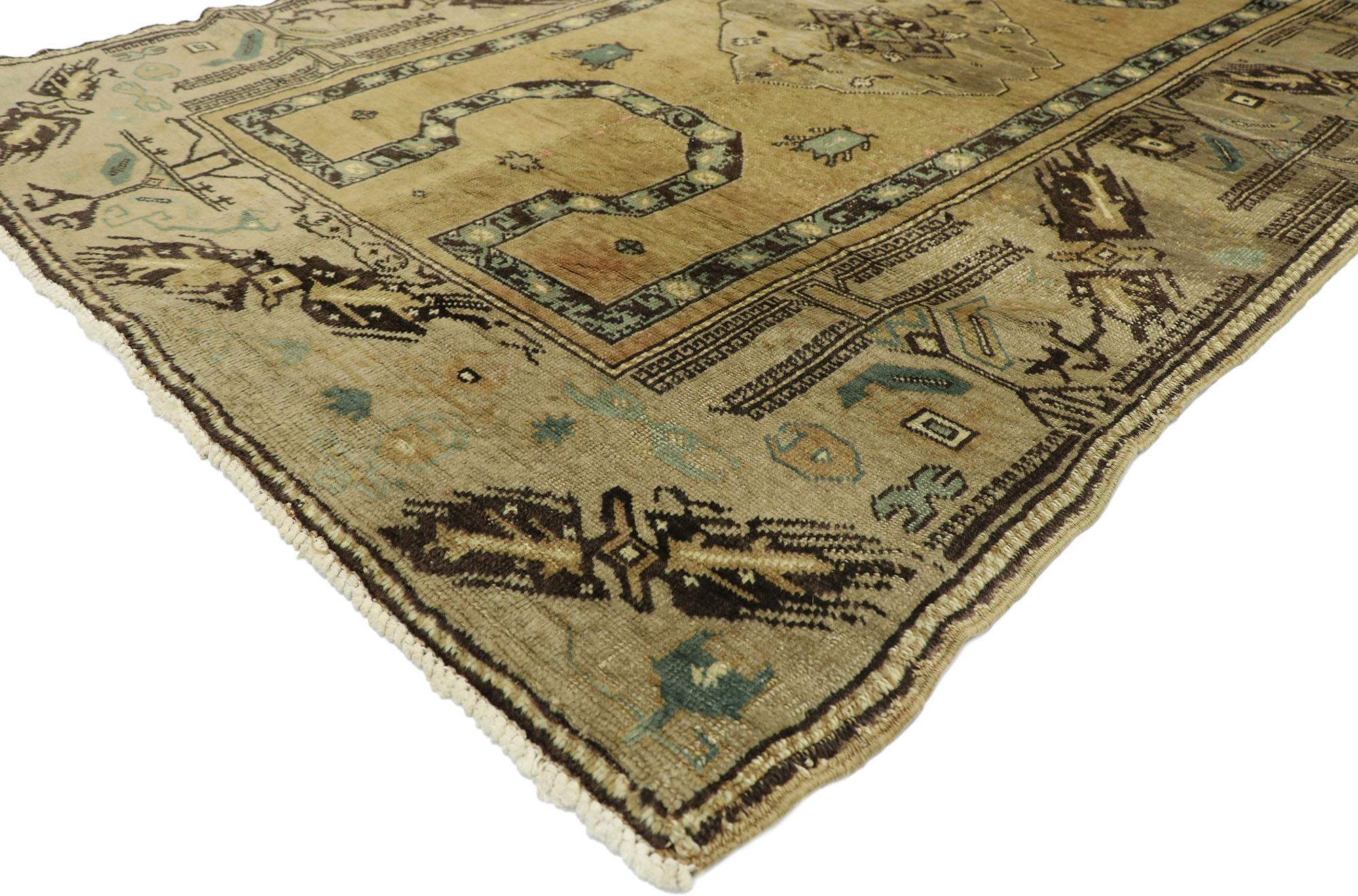 52765 Tappeto Vintage Oushak turco, 04'01 x 06'02. Immerso nella tradizione anatolica, questo tappeto vintage turco Oushak in lana annodato a mano racconta una storia di arte, simbolismo e spirito duraturo dell'artigianato nomade. Con una tavolozza