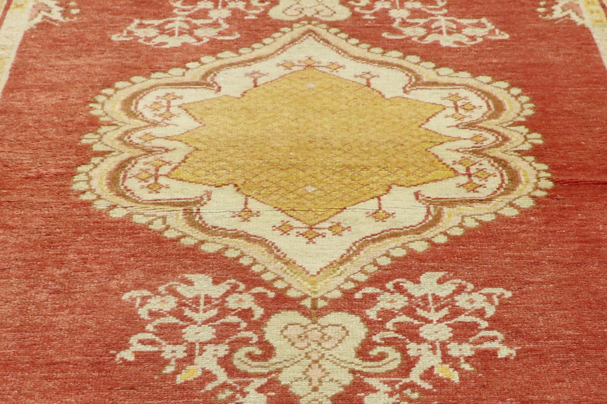Türkischer Oushak-Teppich aus den 1940er Jahren im modernen traditionellen Stil (Wolle) im Angebot