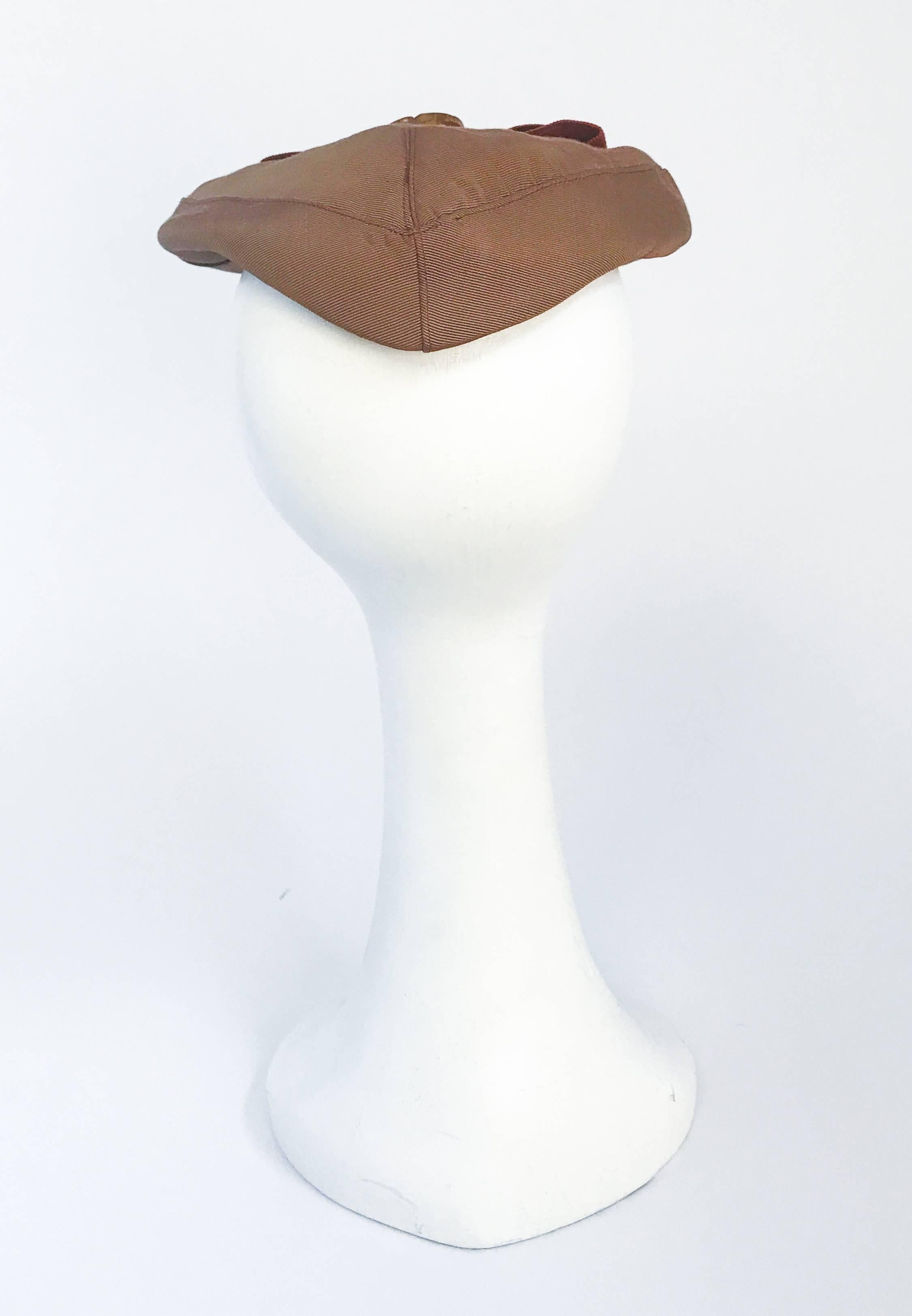 1940s Twill Gold-toned Hat with Rust-toned Gros-grain Ribbon and Bakelite Clip In Good Condition For Sale In San Francisco, CA