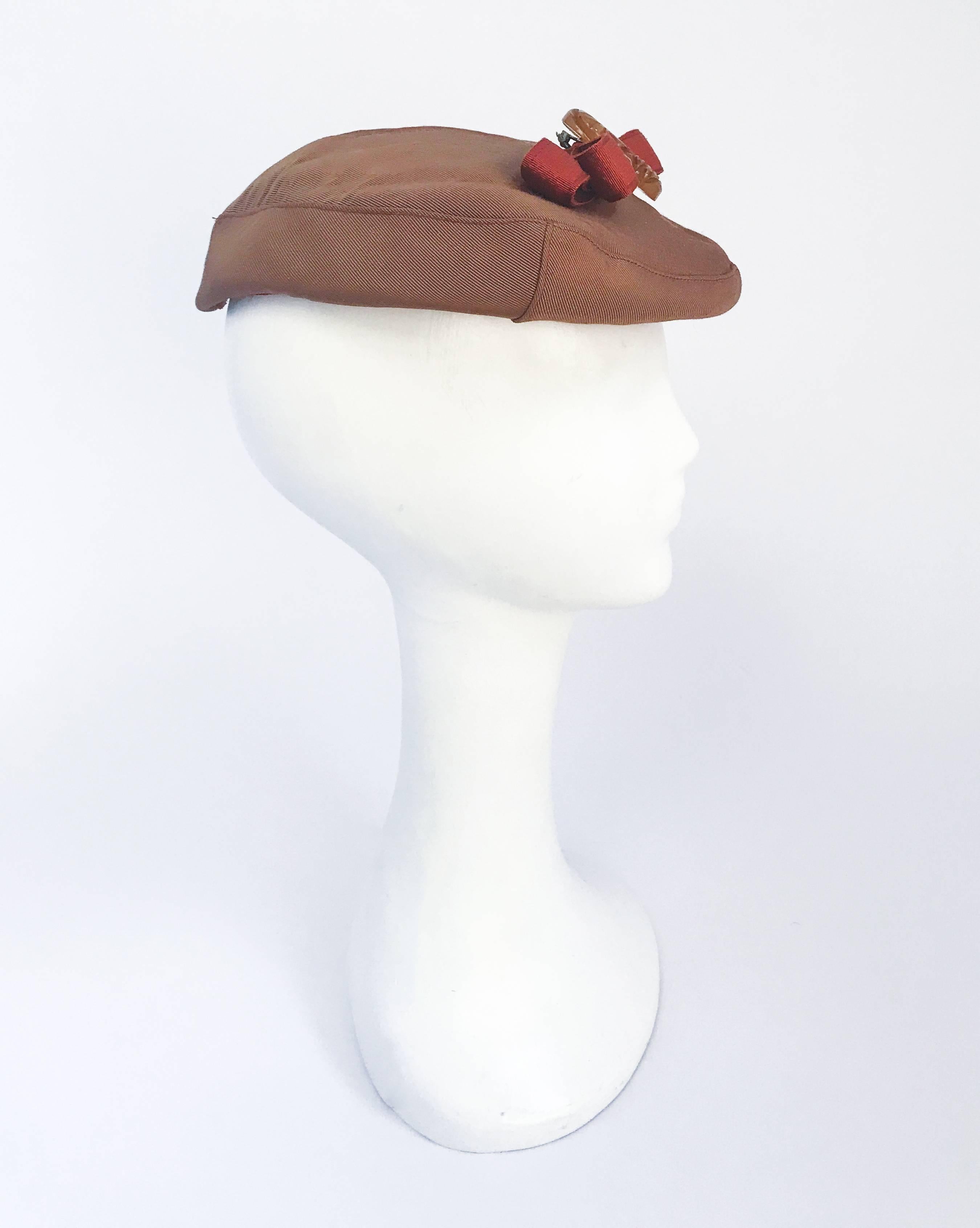 Women's 1940s Twill Gold-toned Hat with Rust-toned Gros-grain Ribbon and Bakelite Clip For Sale