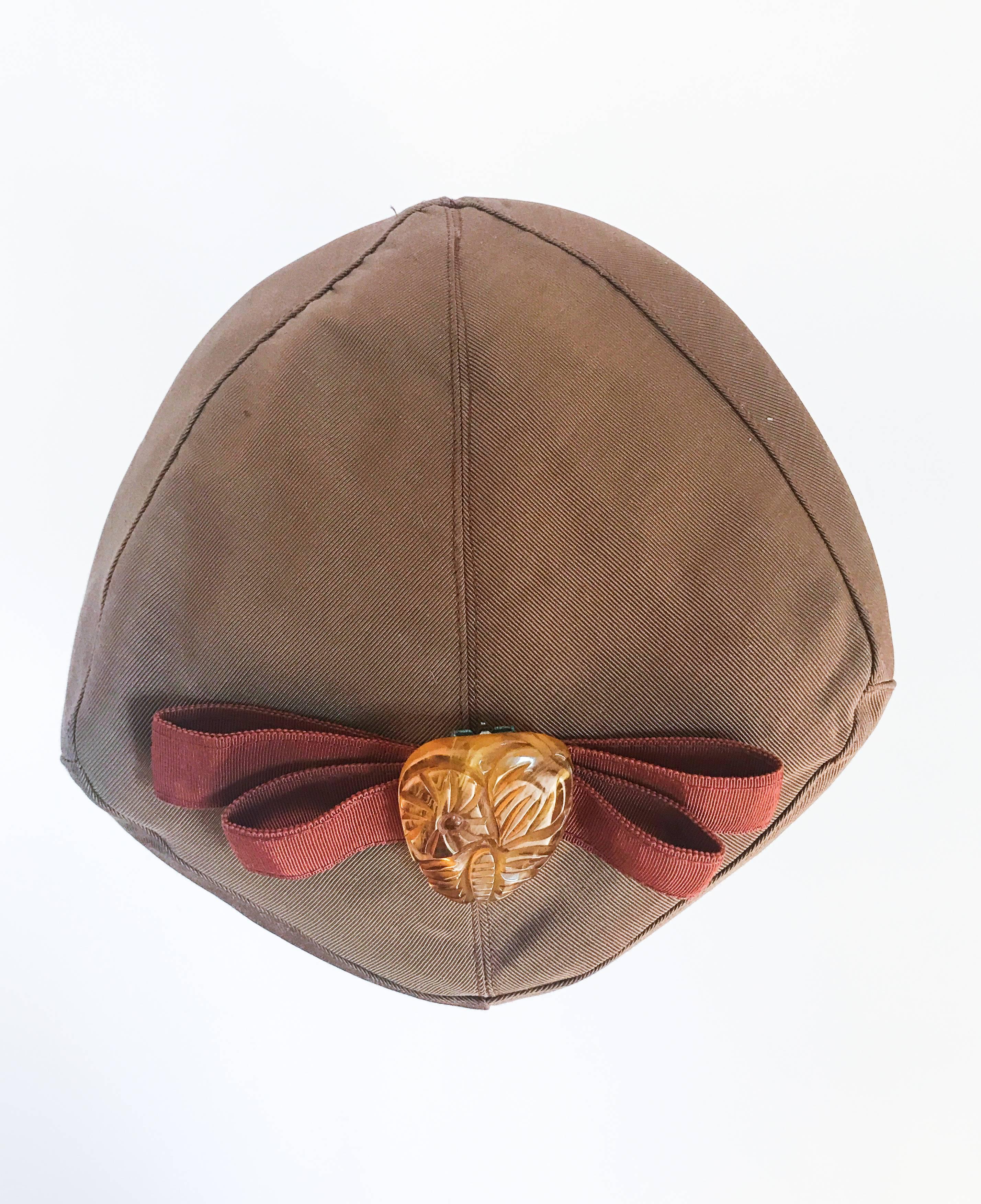 Cappello anni '40 in twill dorato con nastro Gros-grain color ruggine e fermaglio in bachelite in vendita 1