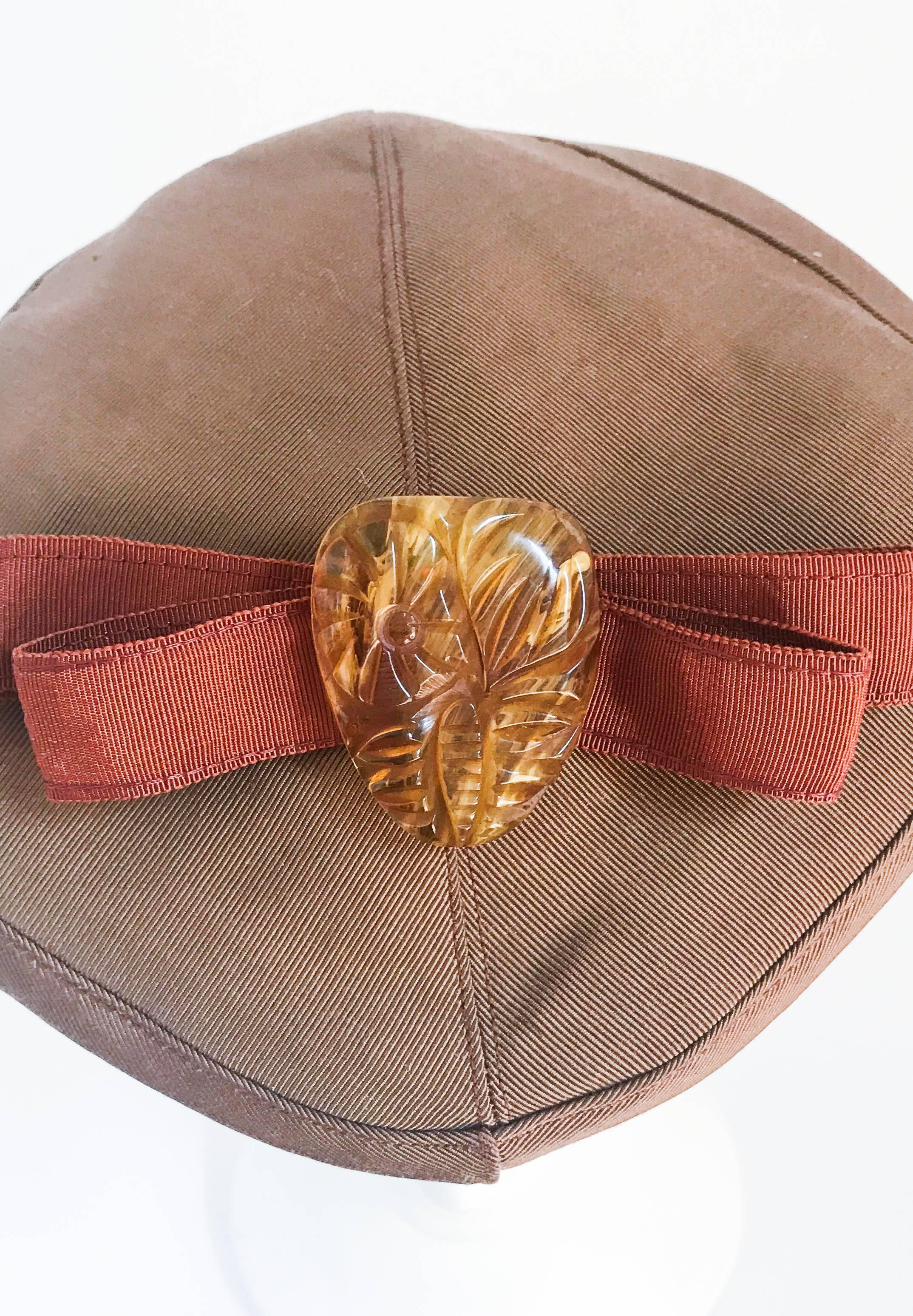 1940s Twill Gold-toned Hat with Rust-toned Gros-grain Ribbon and Bakelite Clip For Sale 2