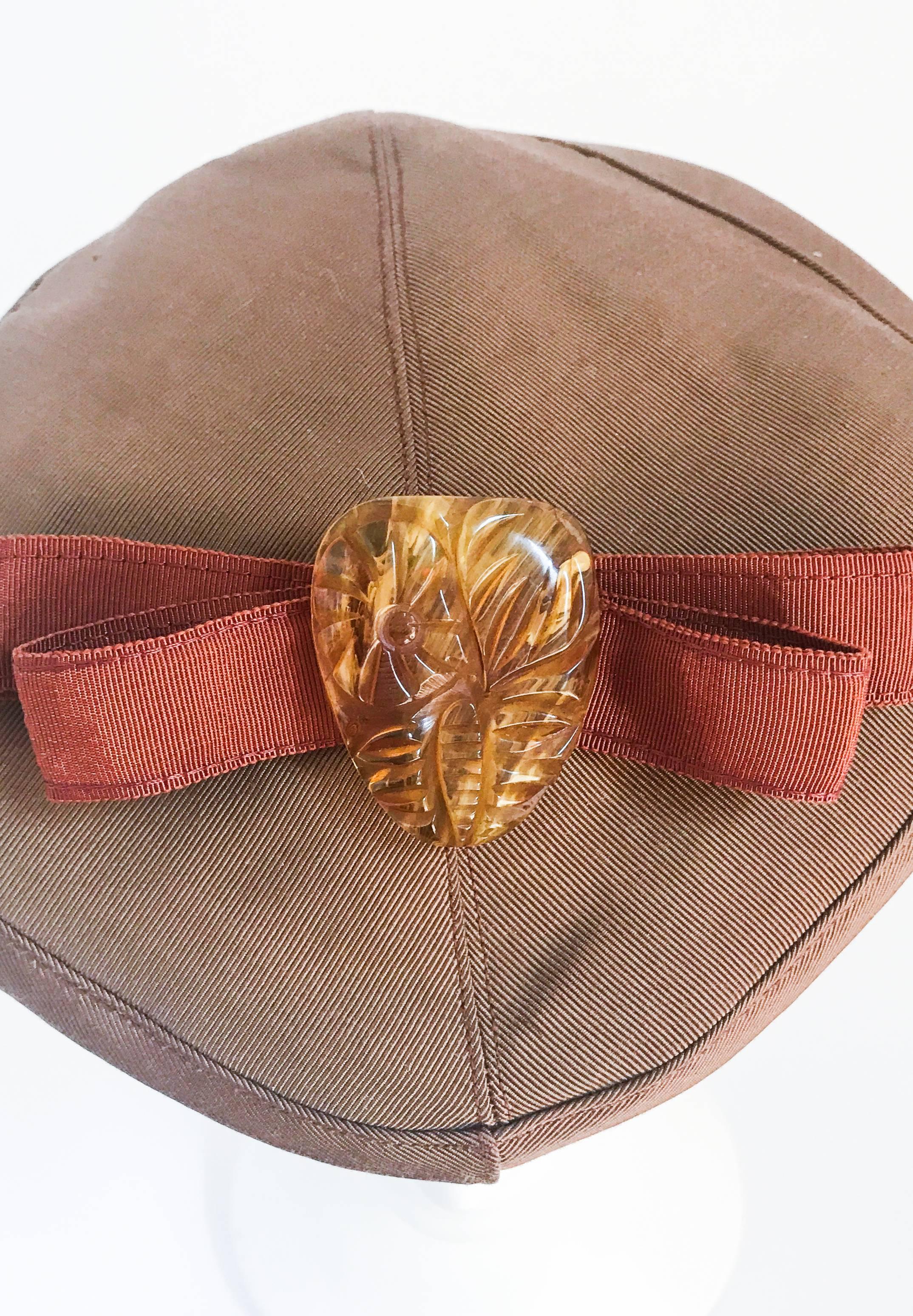 Cappello anni '40 in twill dorato con nastro Gros-grain color ruggine e fermaglio in bachelite in vendita 2