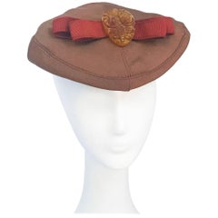 Goldfarbener Twill-Hut aus den 1940er Jahren mit rostfarbenem, rostfarbenem Schleifenband und Bakelitklammer