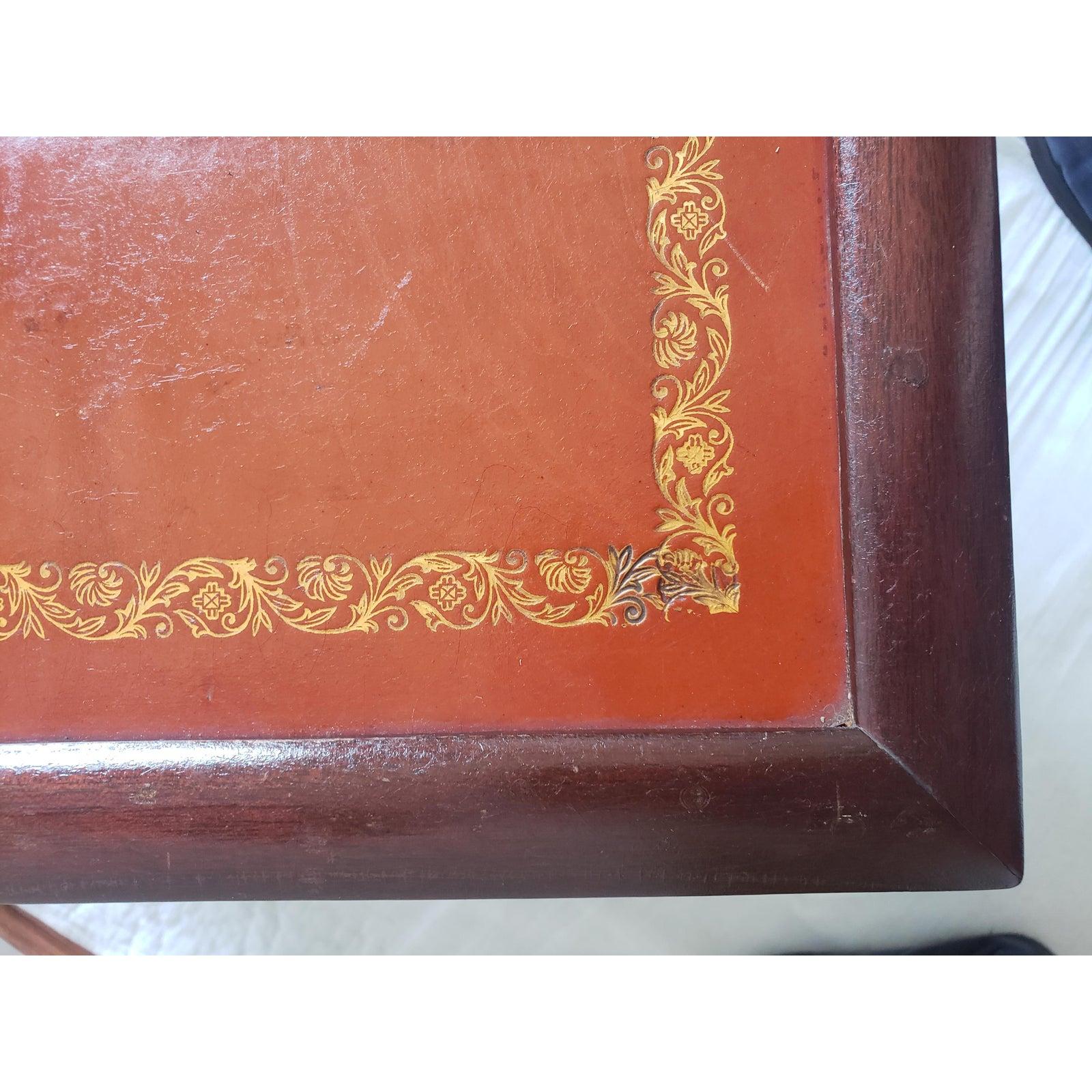 Pareja de mesas auxiliares de dos pisos de cuero y tapa de stincil de los años 40 siglo XX en venta