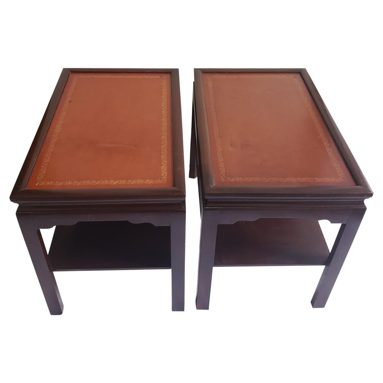 Pareja de mesas auxiliares de dos pisos de cuero y tapa de stincil de los años 40 en venta