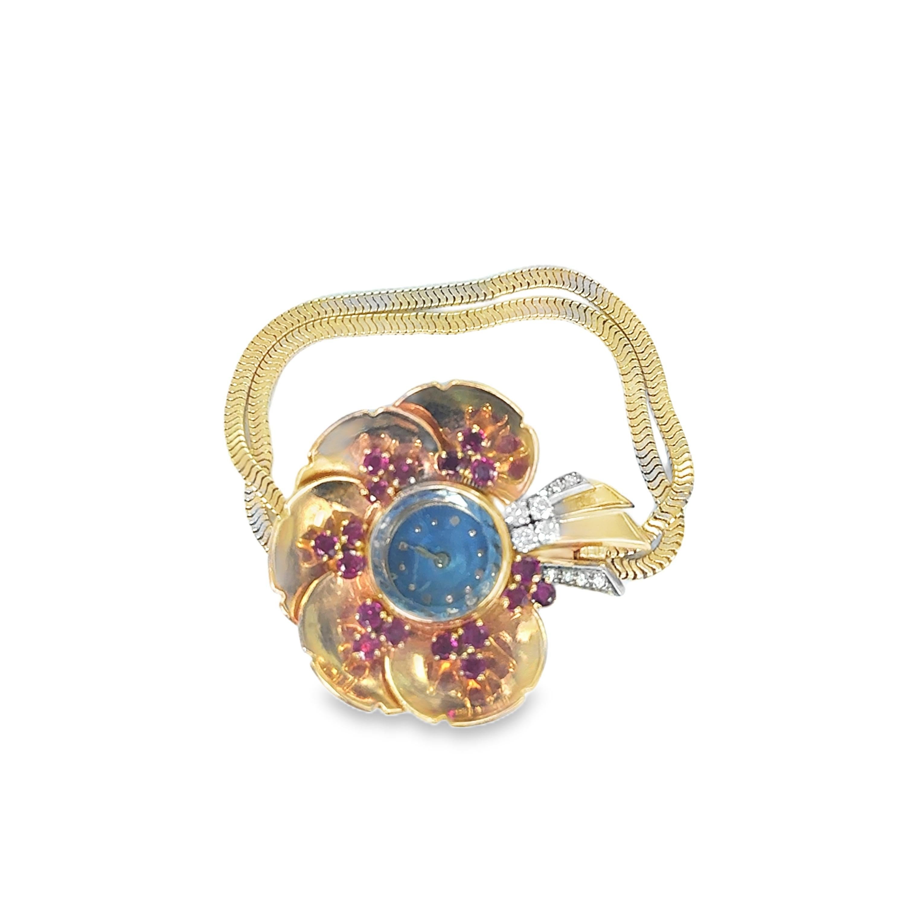 Montre à fleurs en or bicolore des années 1940 avec rubis et diamants Pour femmes en vente