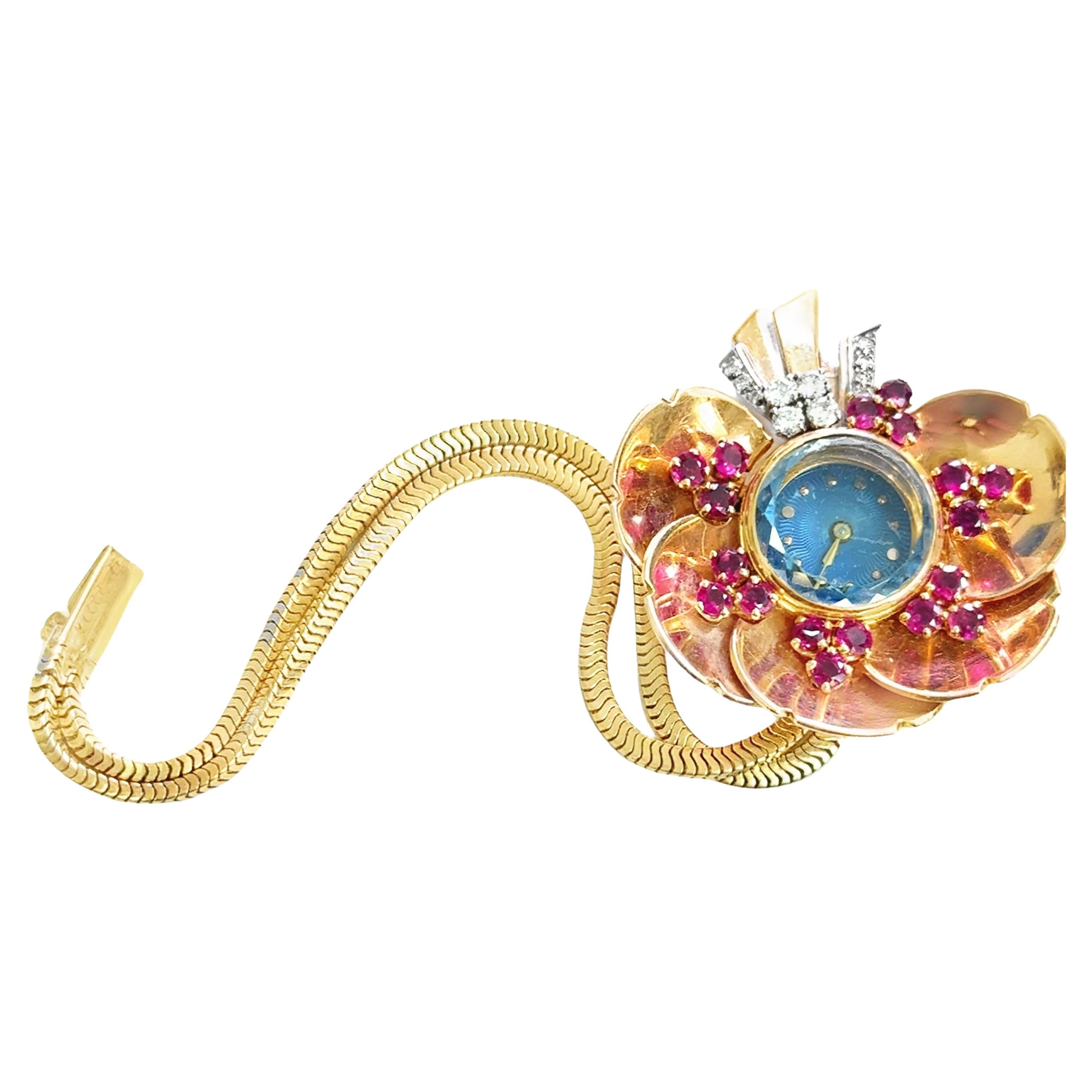 Montre à fleurs en or bicolore des années 1940 avec rubis et diamants en vente
