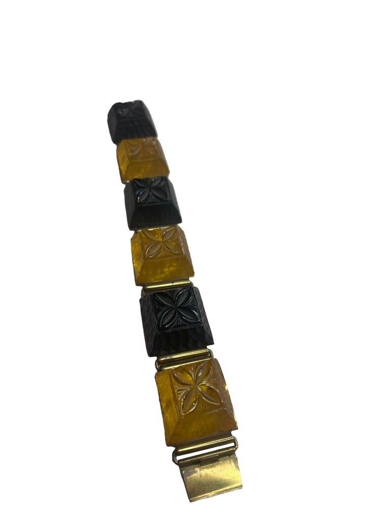 Conjunto de pulsera y pendientes de lucita bicolor de los años 40 en venta 1