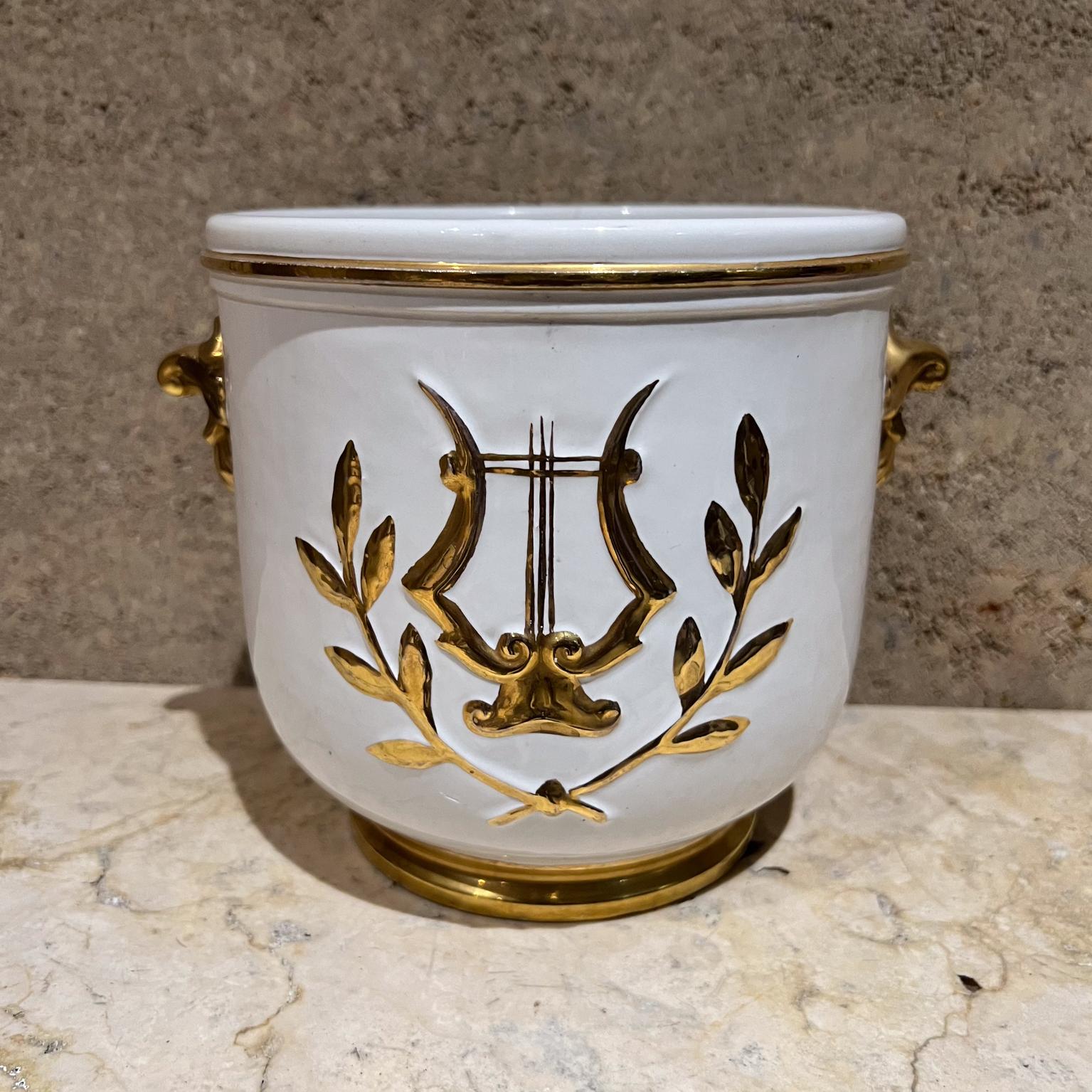 Macetero en relieve retrato neoclásico vintage de cerámica blanca con acento dorado de Ugo Zaccagnini.
6,5 alto x 8 diámetro
Fabricado en Italia. Hallmarked Z.
Estado original de segunda mano.
Consulte todas las imágenes.