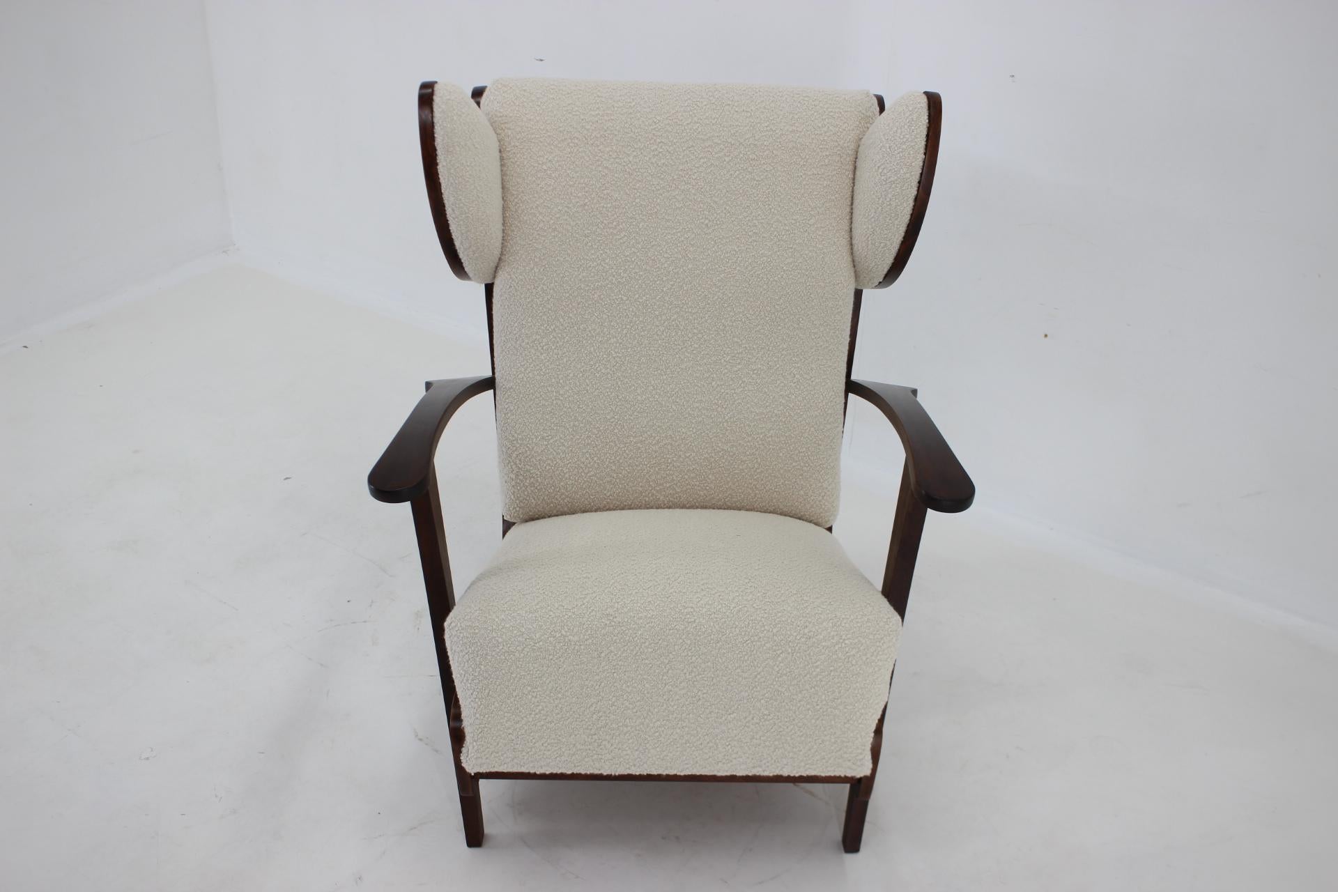 1940s Unique Large Wing Chair in Wool Boucle, Restored For Sale 4