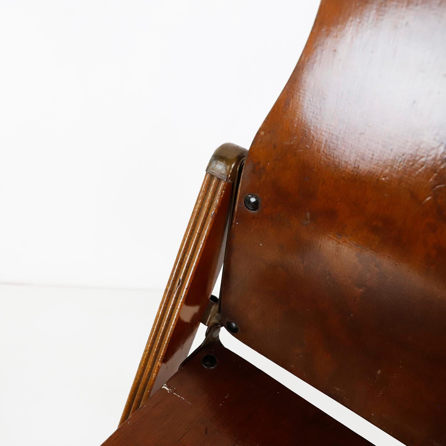 vers 1940. Nous vous proposons cette magnifique chaise pliante fabriquée par American Seating Company, Grand Rapids Michigan.
Des chaises utilitaires fantastiques qui se replient astucieusement pour être rangées.
Fabriquées pour l'armée