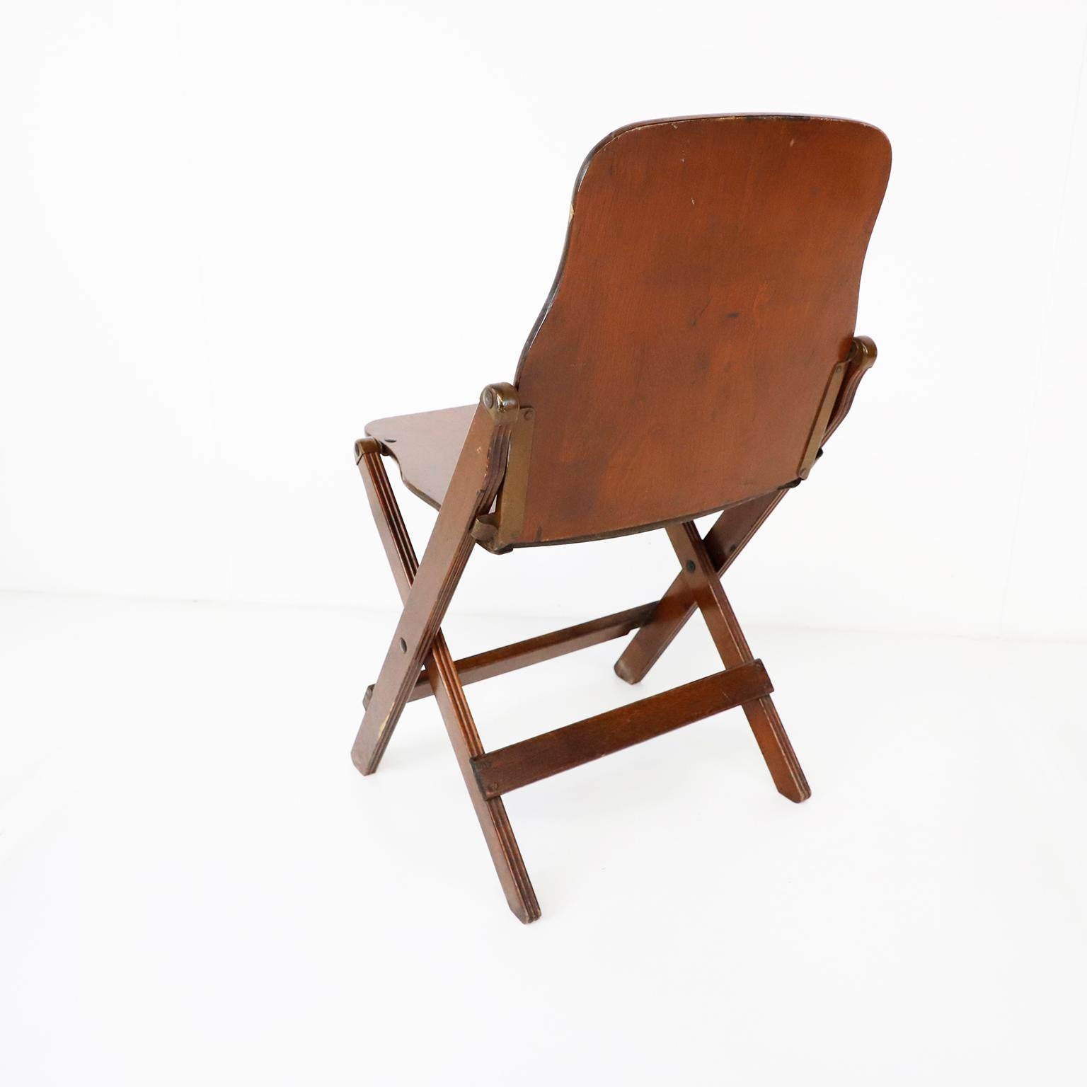 US Army American Seating Company: Holzsessel mit Klappdeckel, 1940er Jahre (Industriell) im Angebot