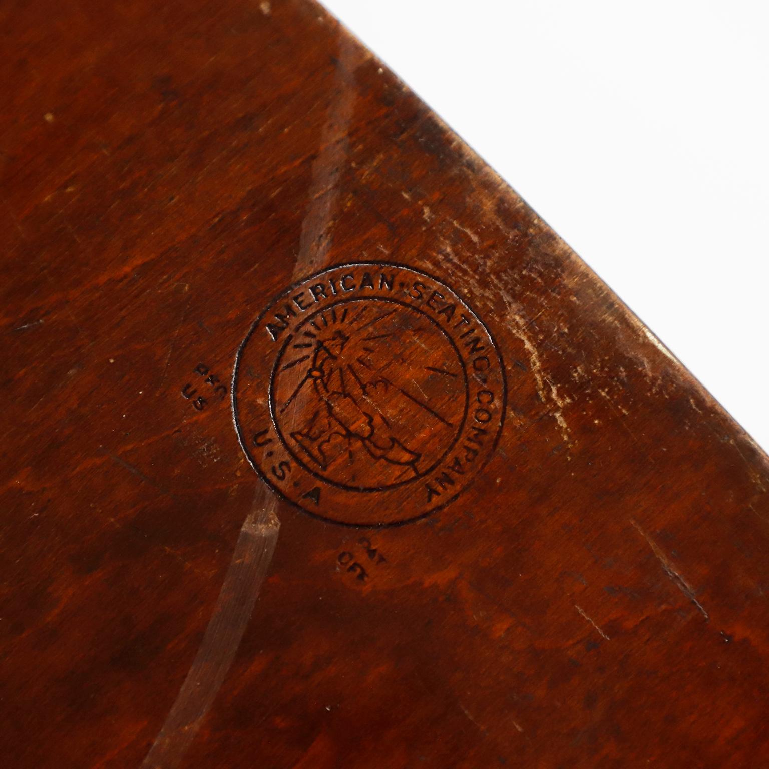 US Army American Seating Company: Holzsessel mit Klappdeckel, 1940er Jahre (Industriell) im Angebot