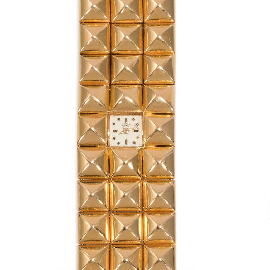 A Retro rose gold bracelet watch comprised of sugarloaf-shaped paillettes, in 18k. Vacheron Constantin, Geneva. #46. Retailed by Cartier, Paris