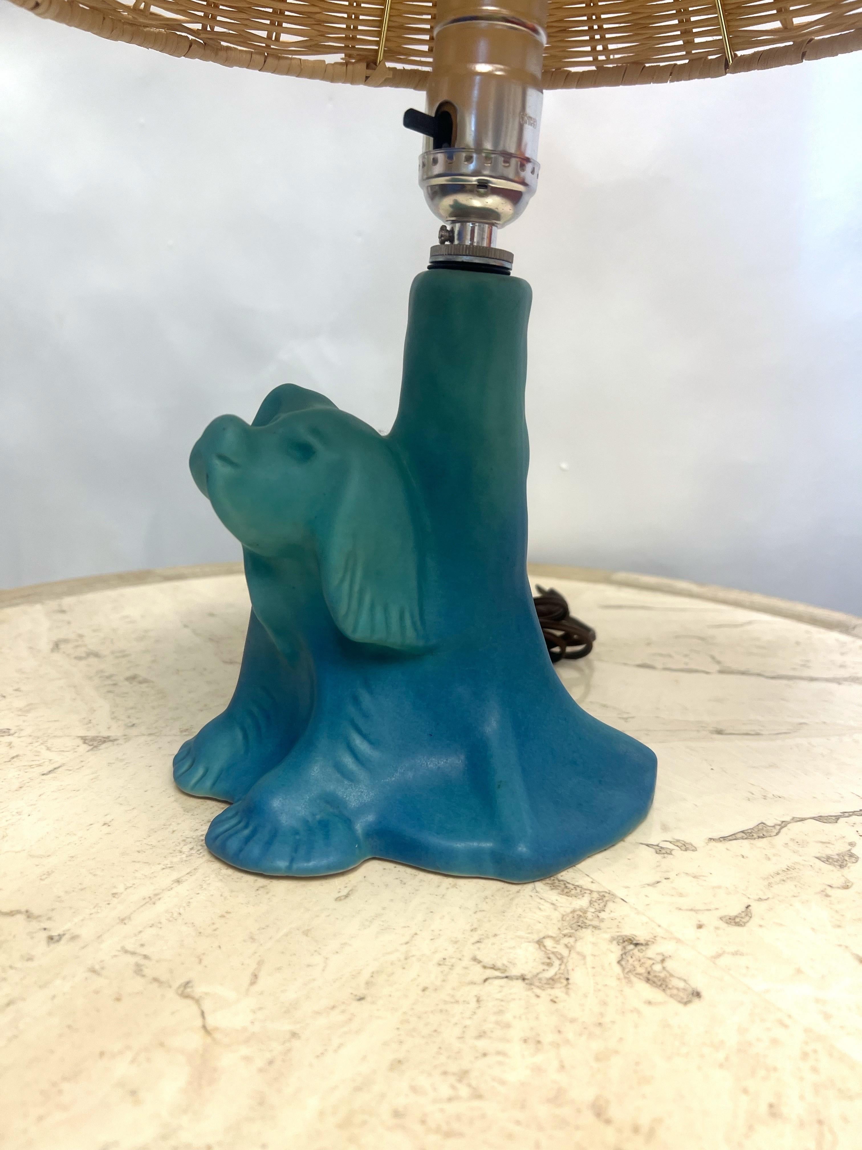 Seltene und wunderschöne Van Briggle Pottery Lampe in blau mit einem süßen Hundewelpen. Die Lampe wurde professionell neu verkabelt. Die Töpferware ist in MINT CONDITION.  Neuer Farbton von Serena und Lily.  

Schirm ist 12